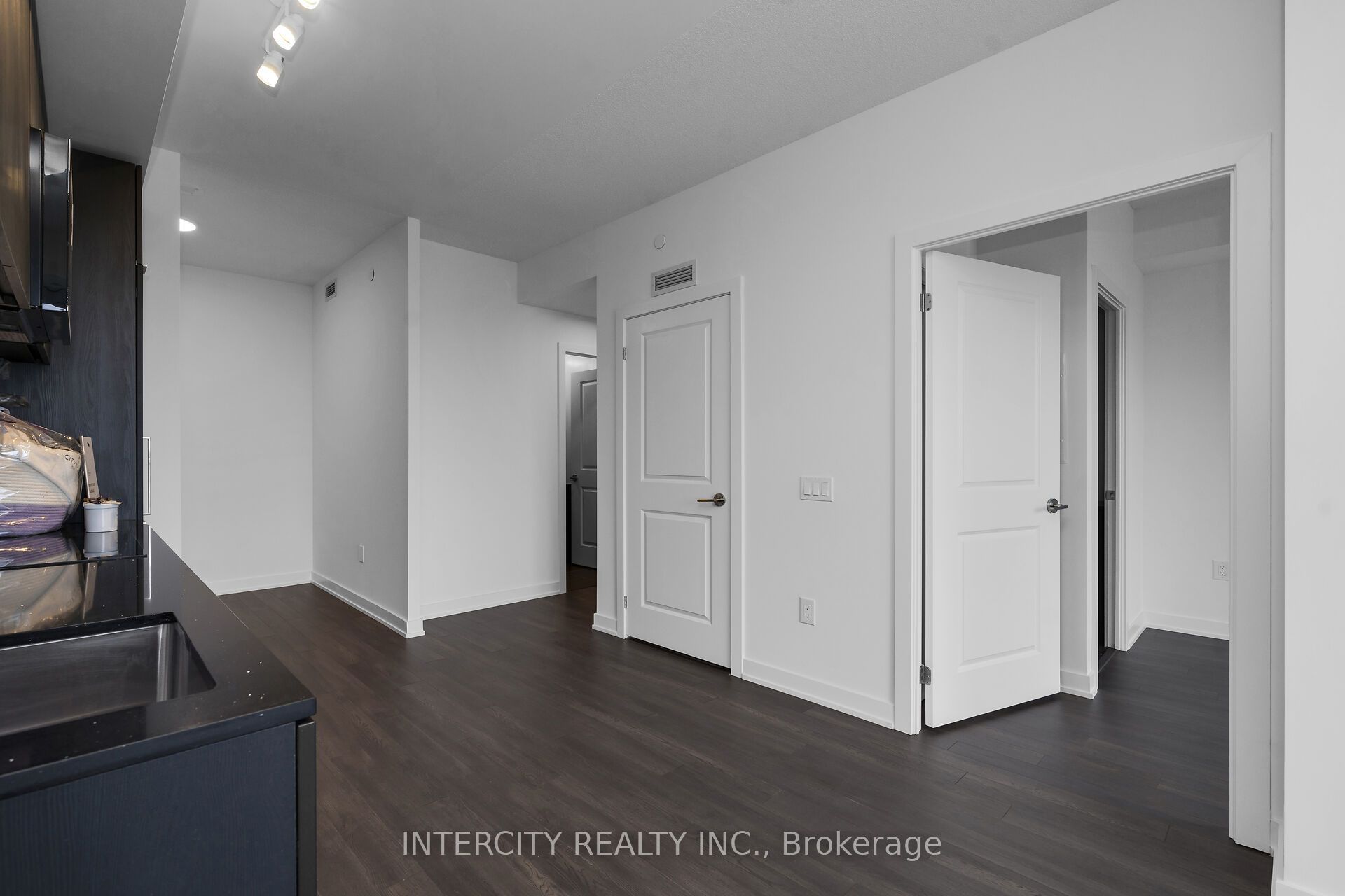 15 Skyridge Drive E 1221 Property Photo 9