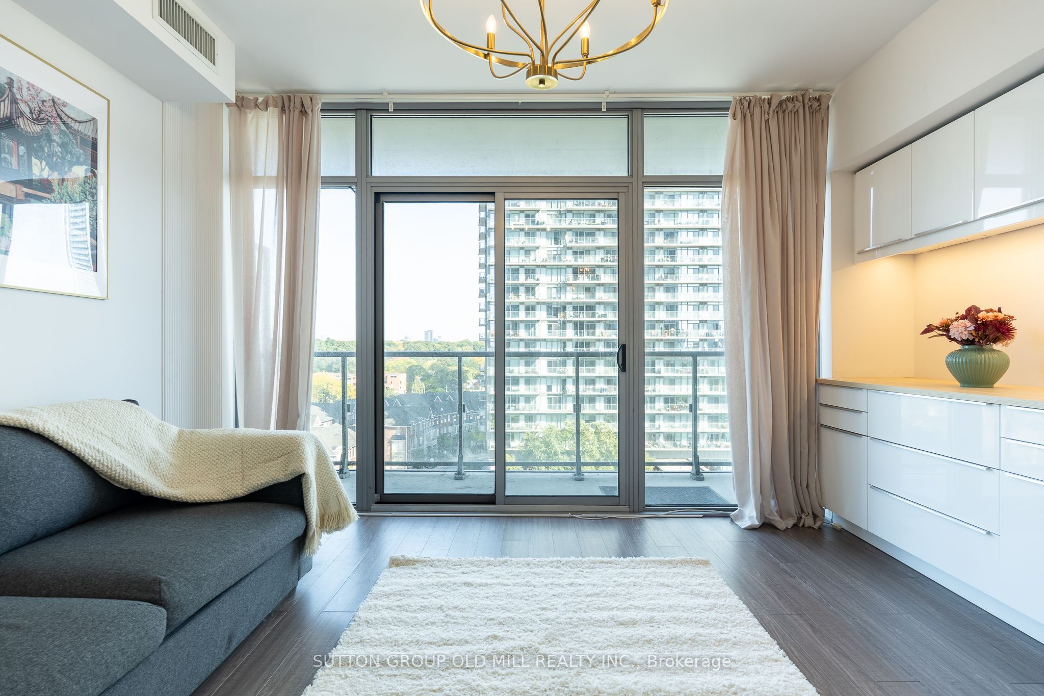 105 The Queensway 812 Property Photo 2