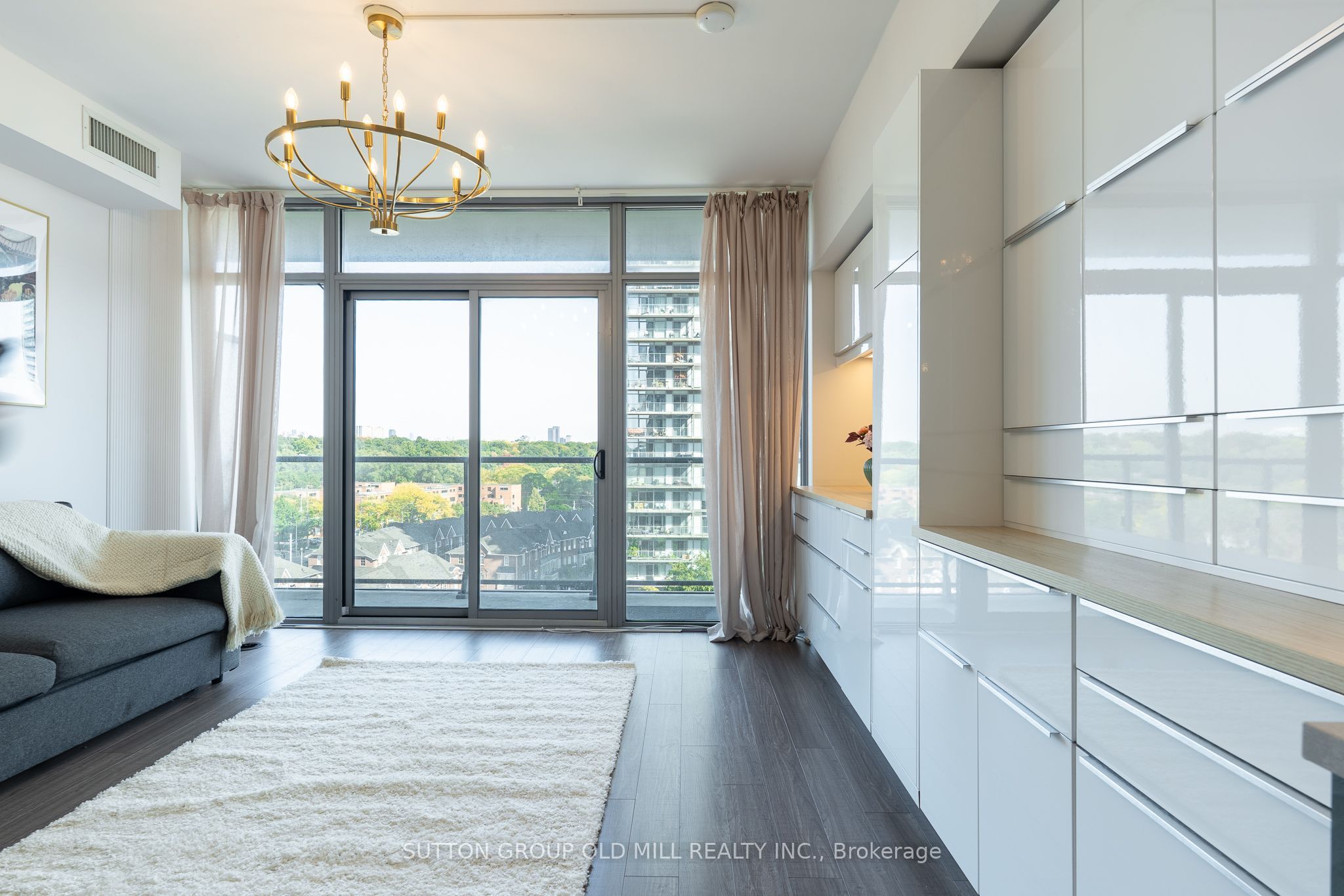 105 The Queensway 812 Property Photo 3