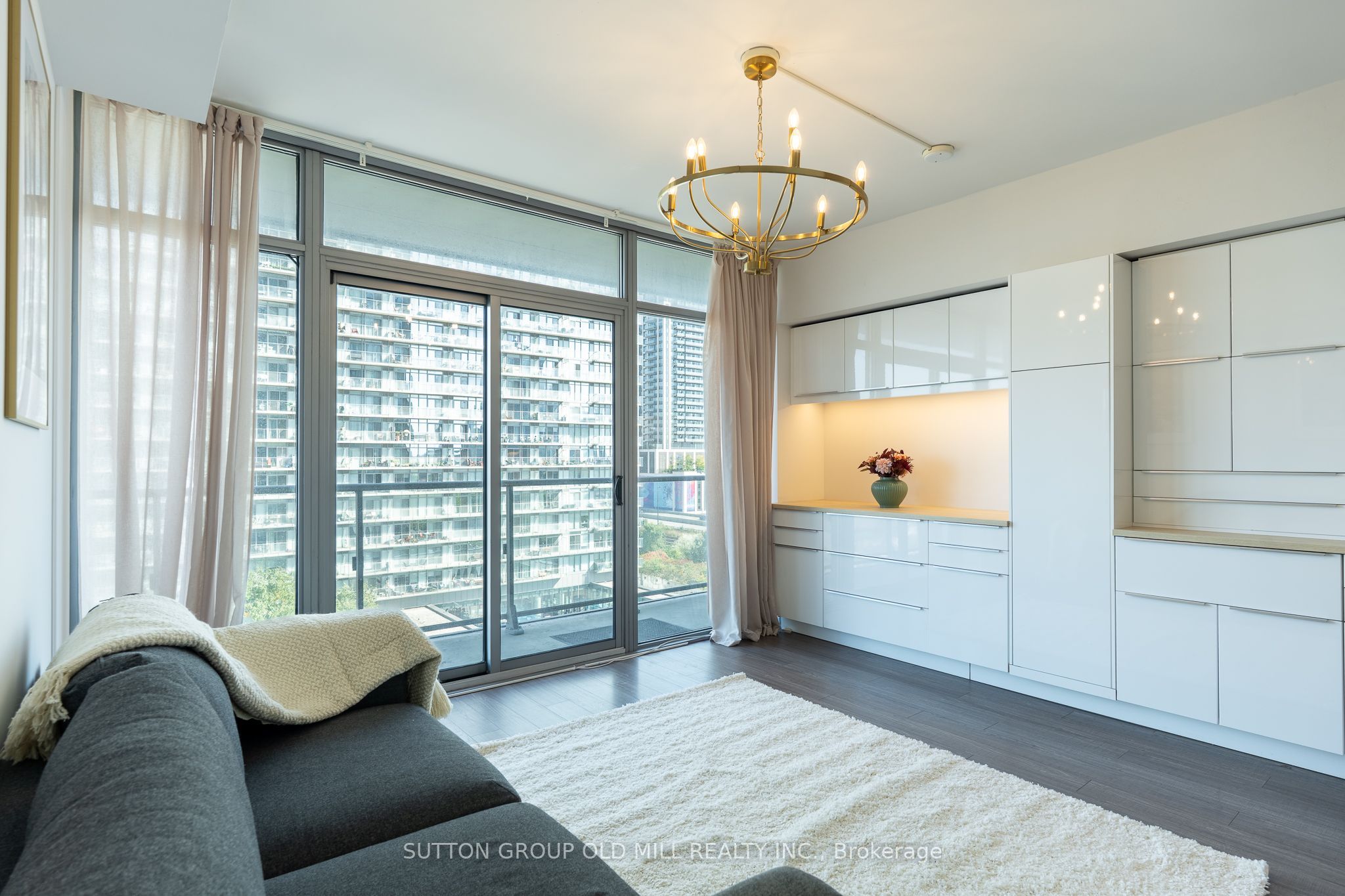 105 The Queensway 812 Property Photo 4