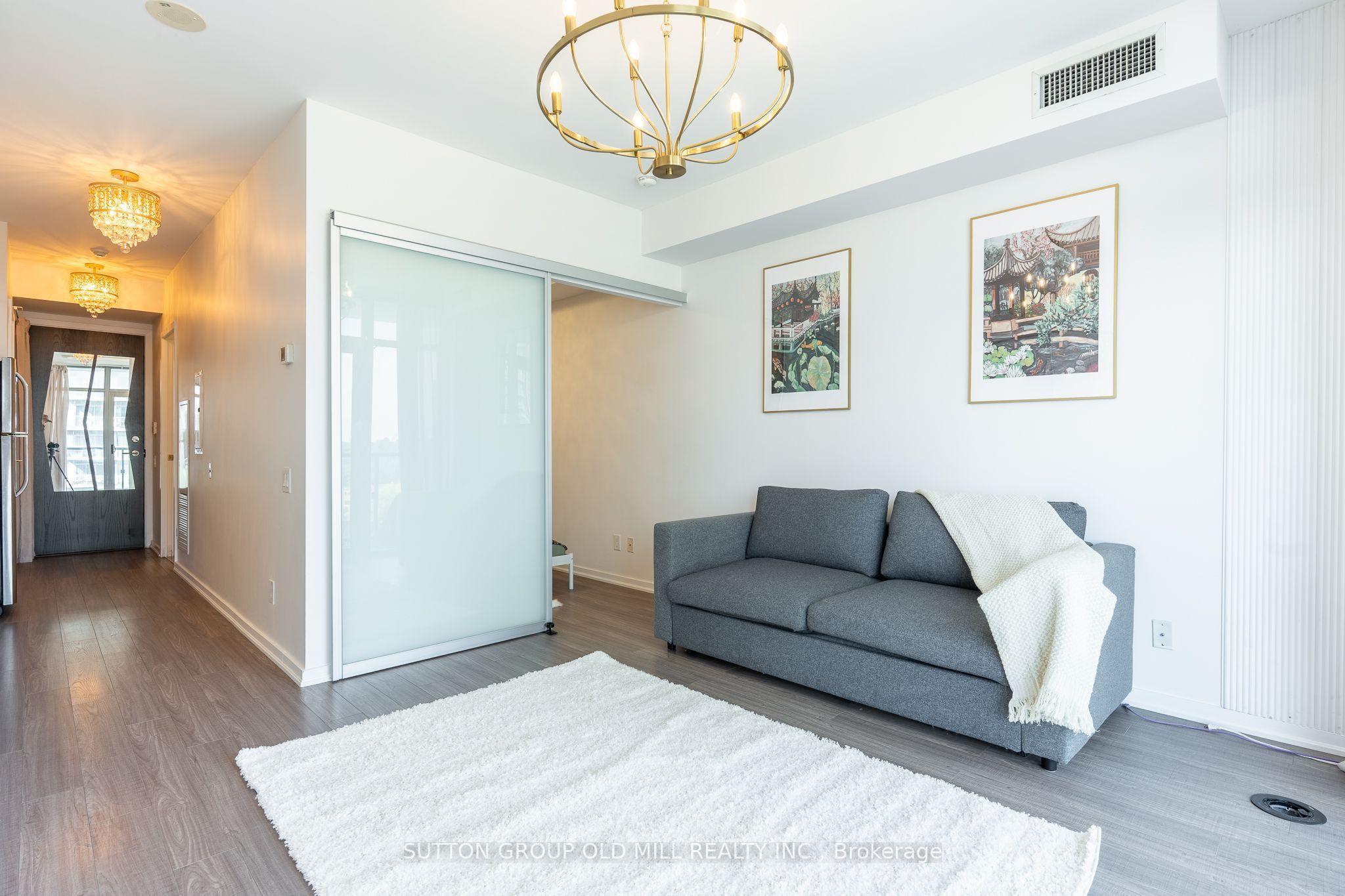 105 The Queensway 812 Property Photo 5