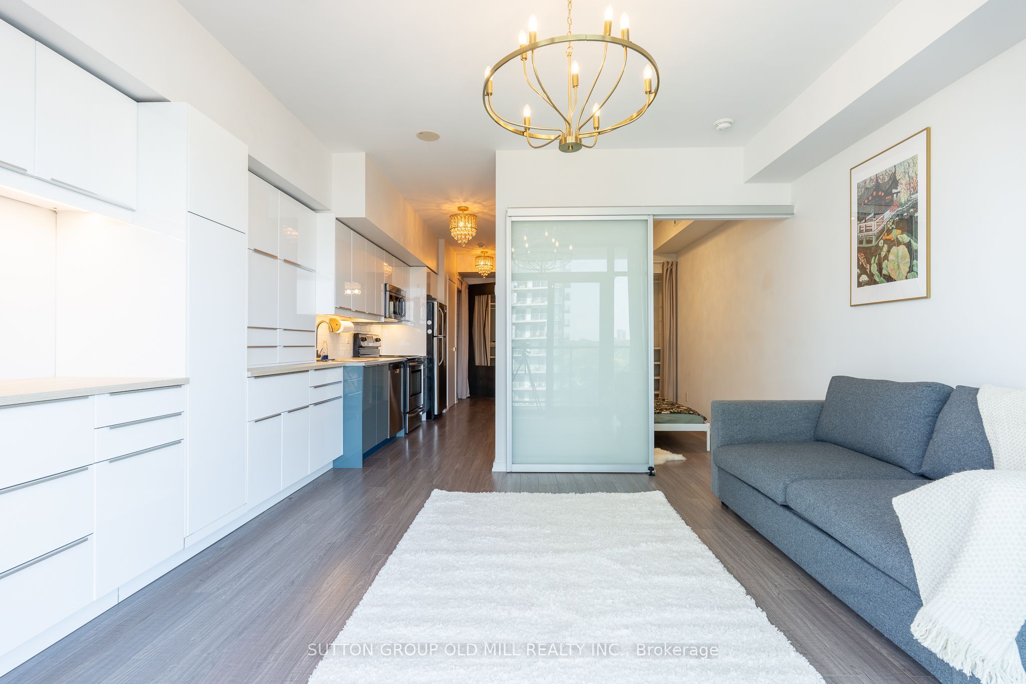105 The Queensway 812 Property Photo 6