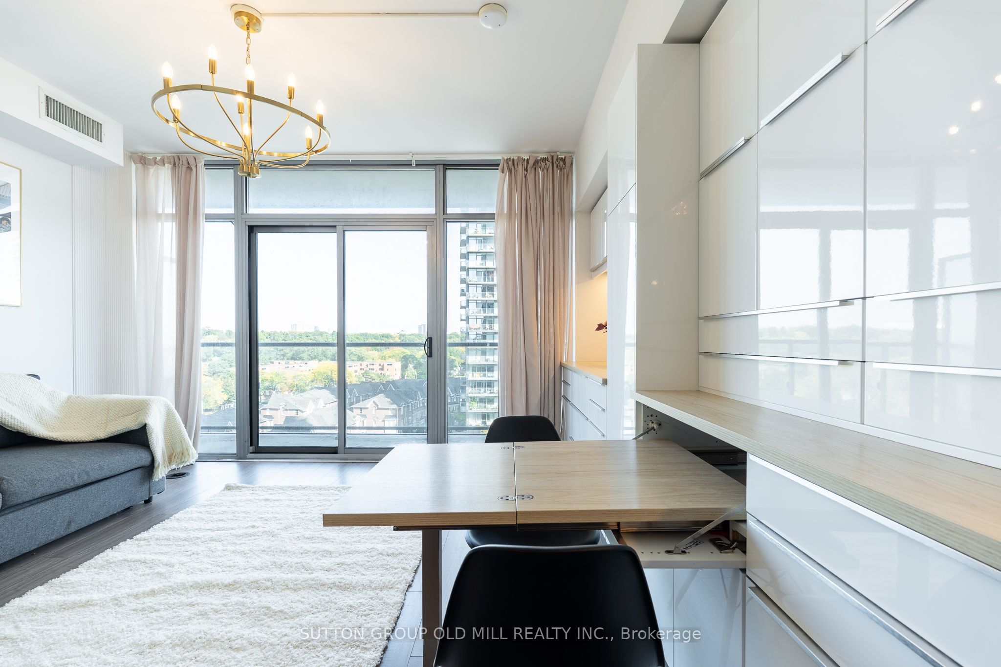 105 The Queensway 812 Property Photo 9