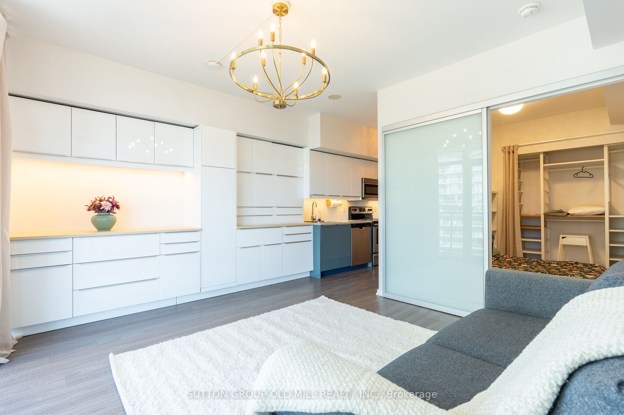 105 The Queensway 812 Property Photo 11