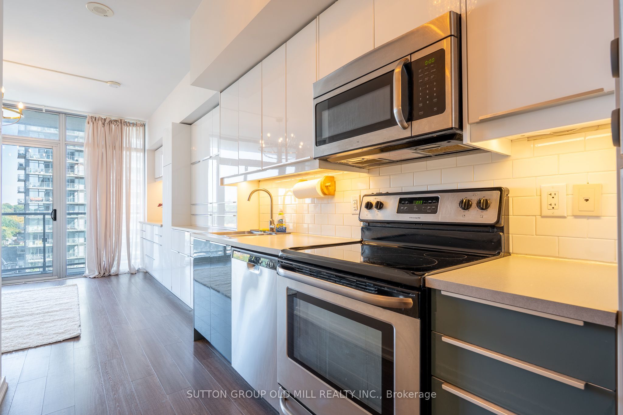 105 The Queensway 812 Property Photo 14