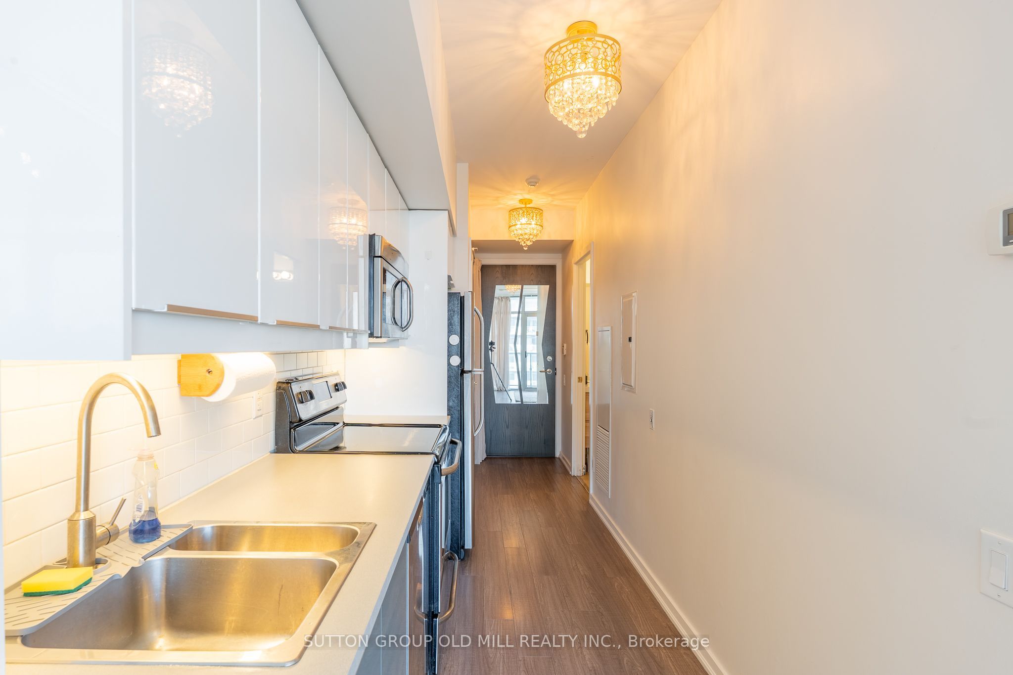 105 The Queensway 812 Property Photo 16