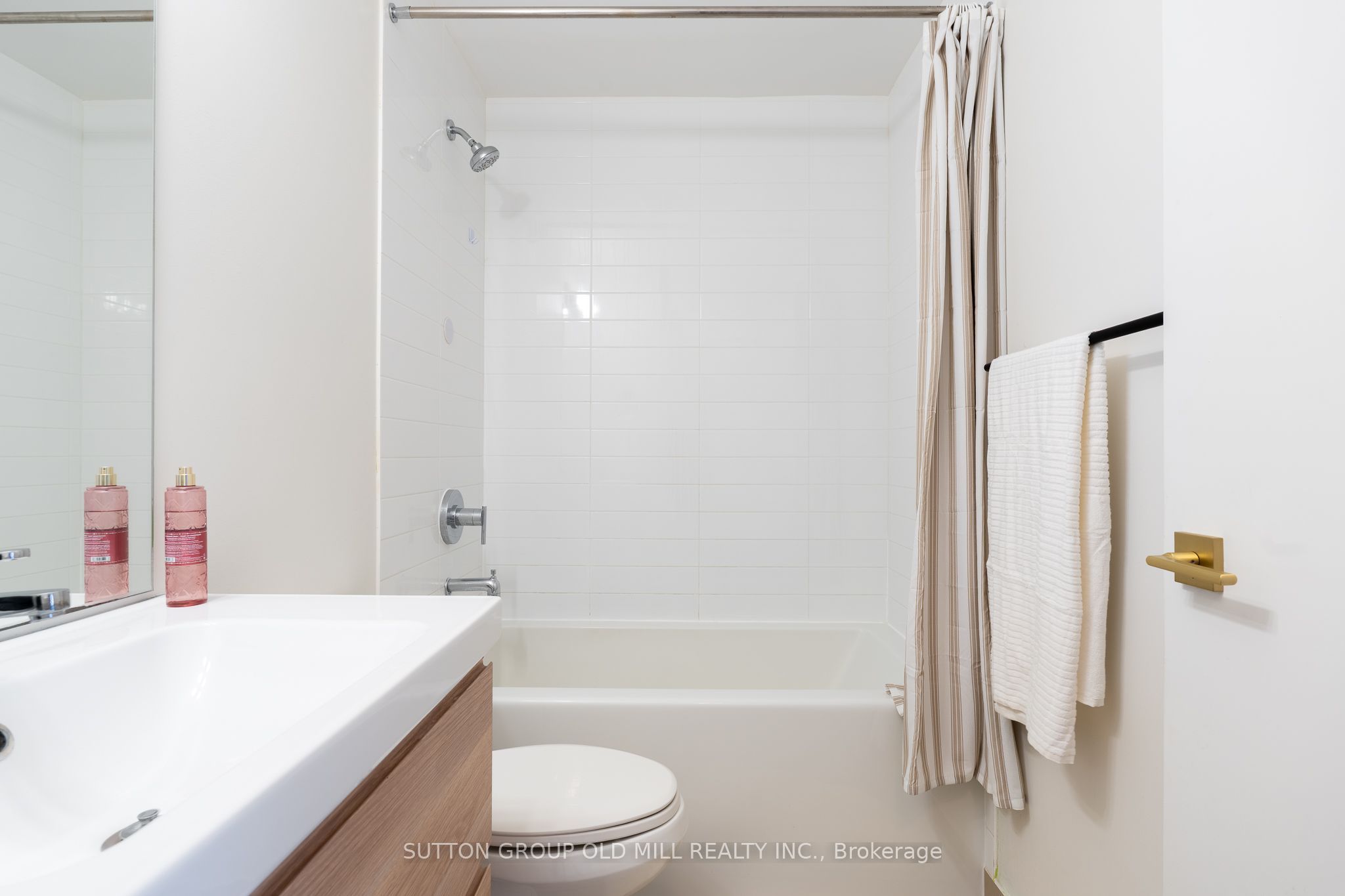 105 The Queensway 812 Property Photo 18
