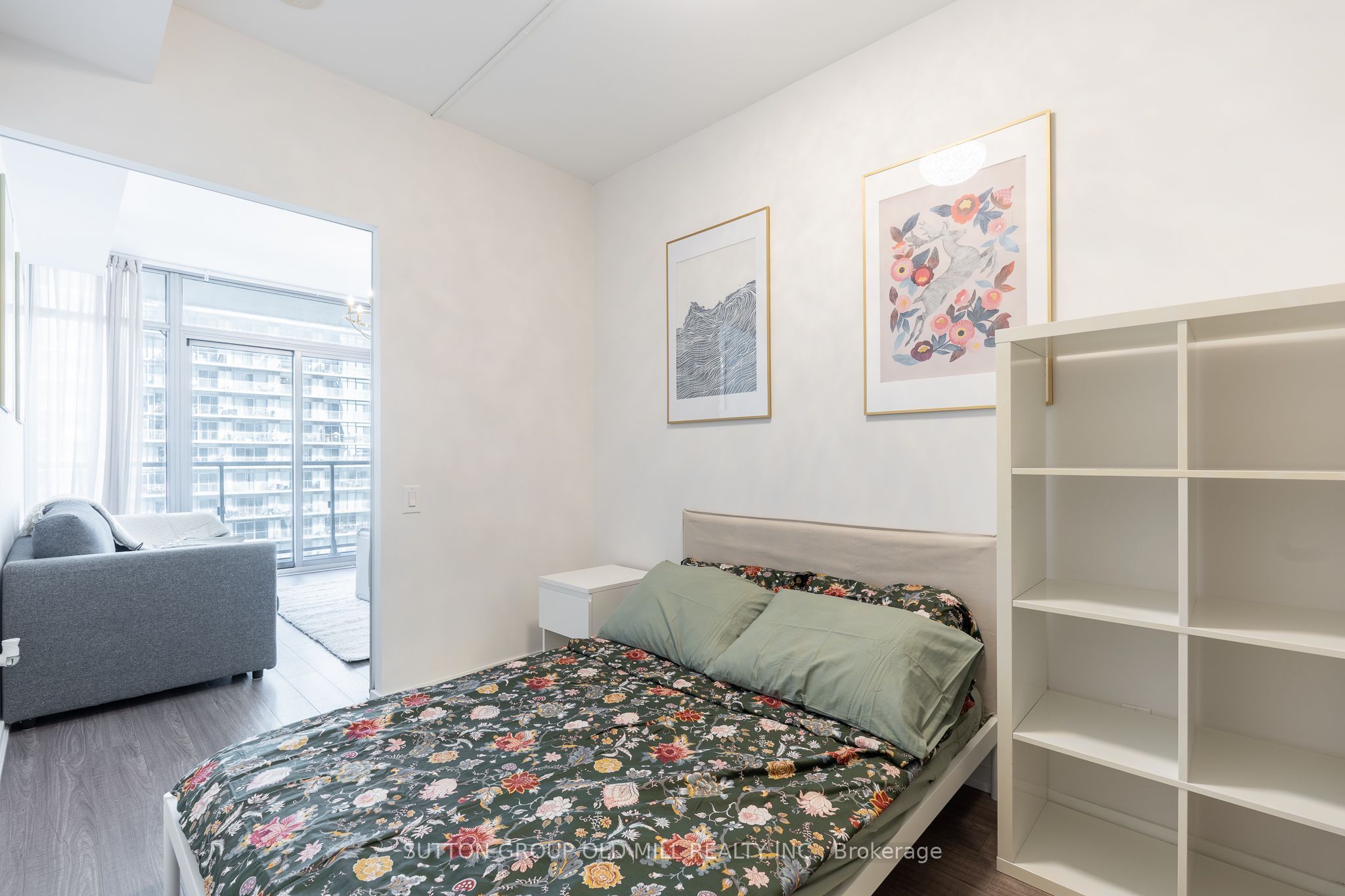 105 The Queensway 812 Property Photo 21