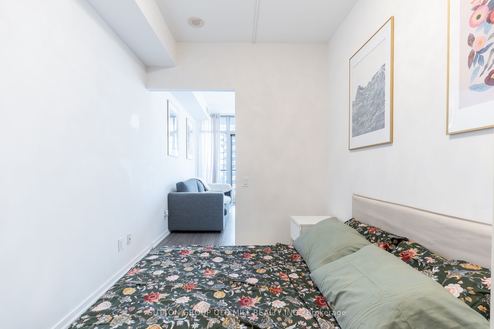 105 The Queensway 812 Property Photo 22