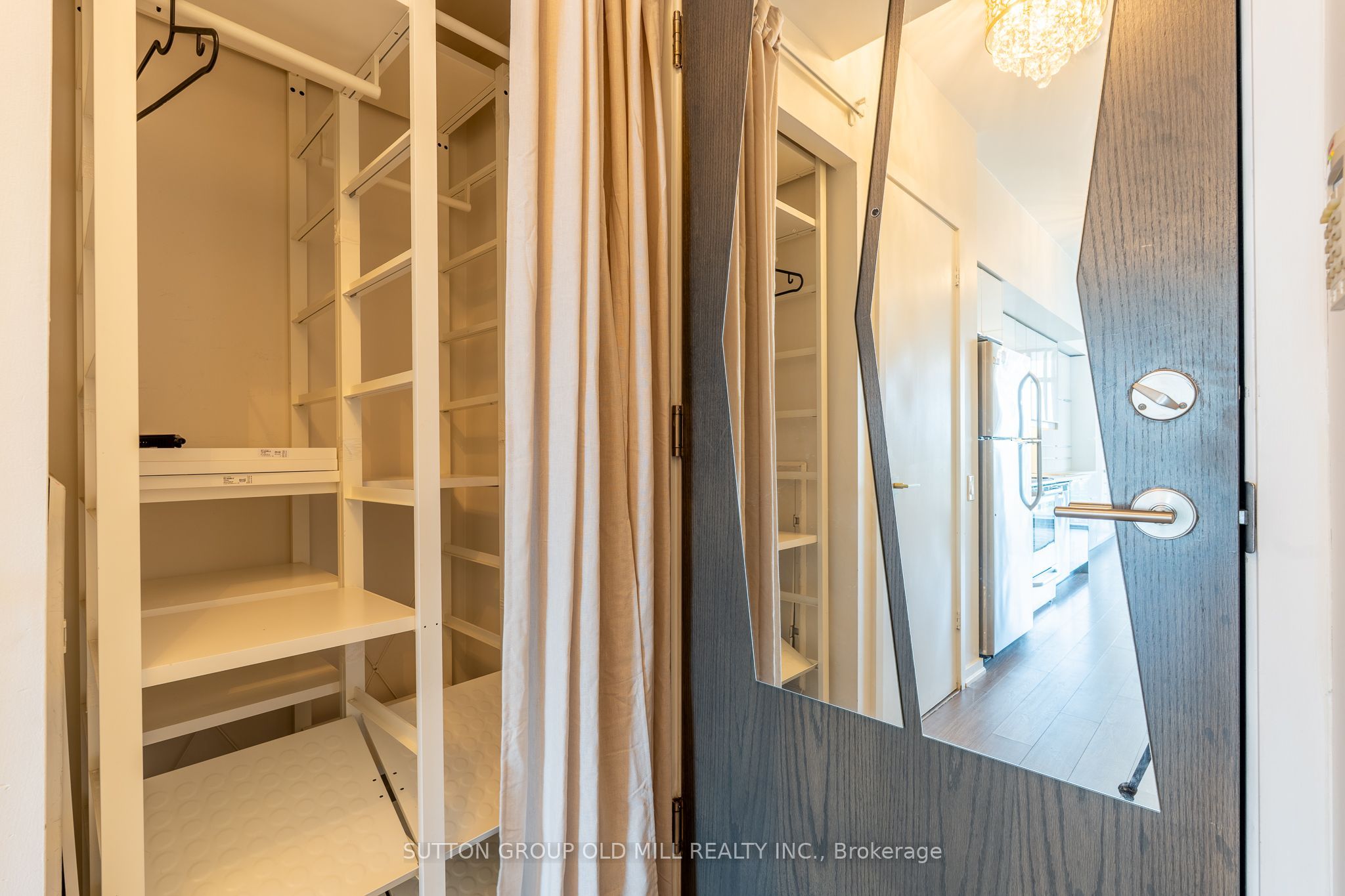 105 The Queensway 812 Property Photo 23