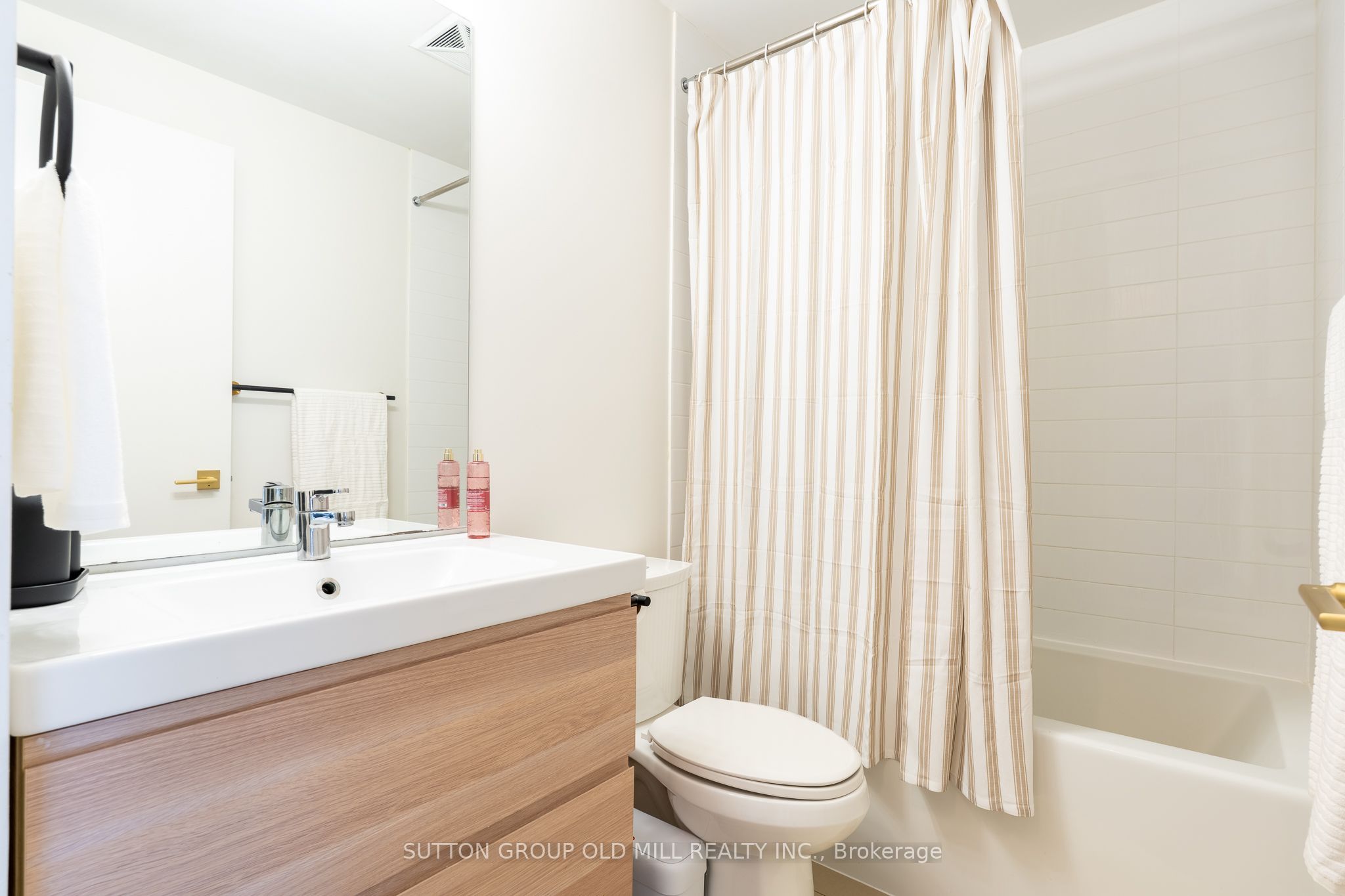 105 The Queensway 812 Property Photo 25