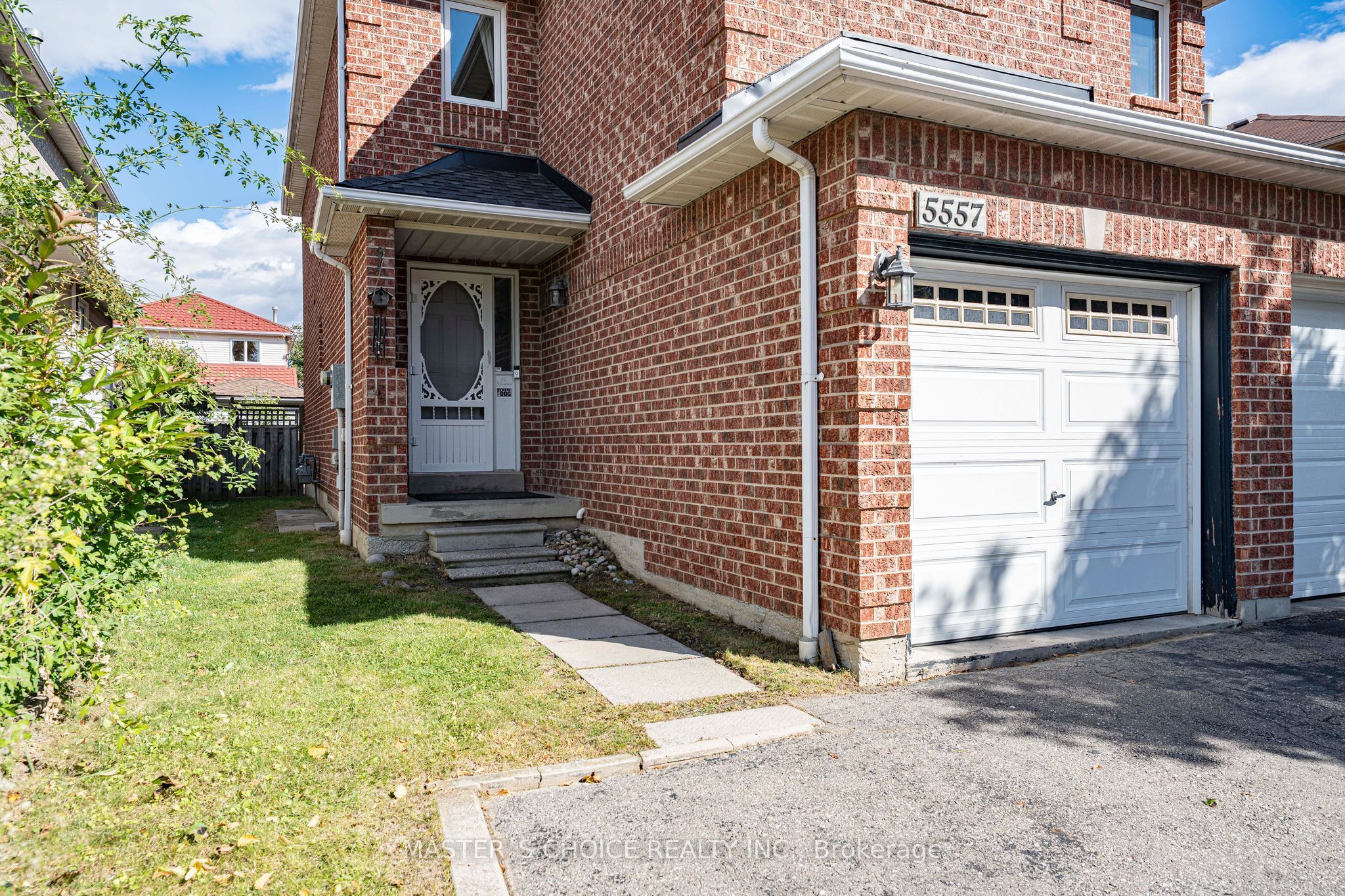 5557 Cortina Crescent Property Photo 2