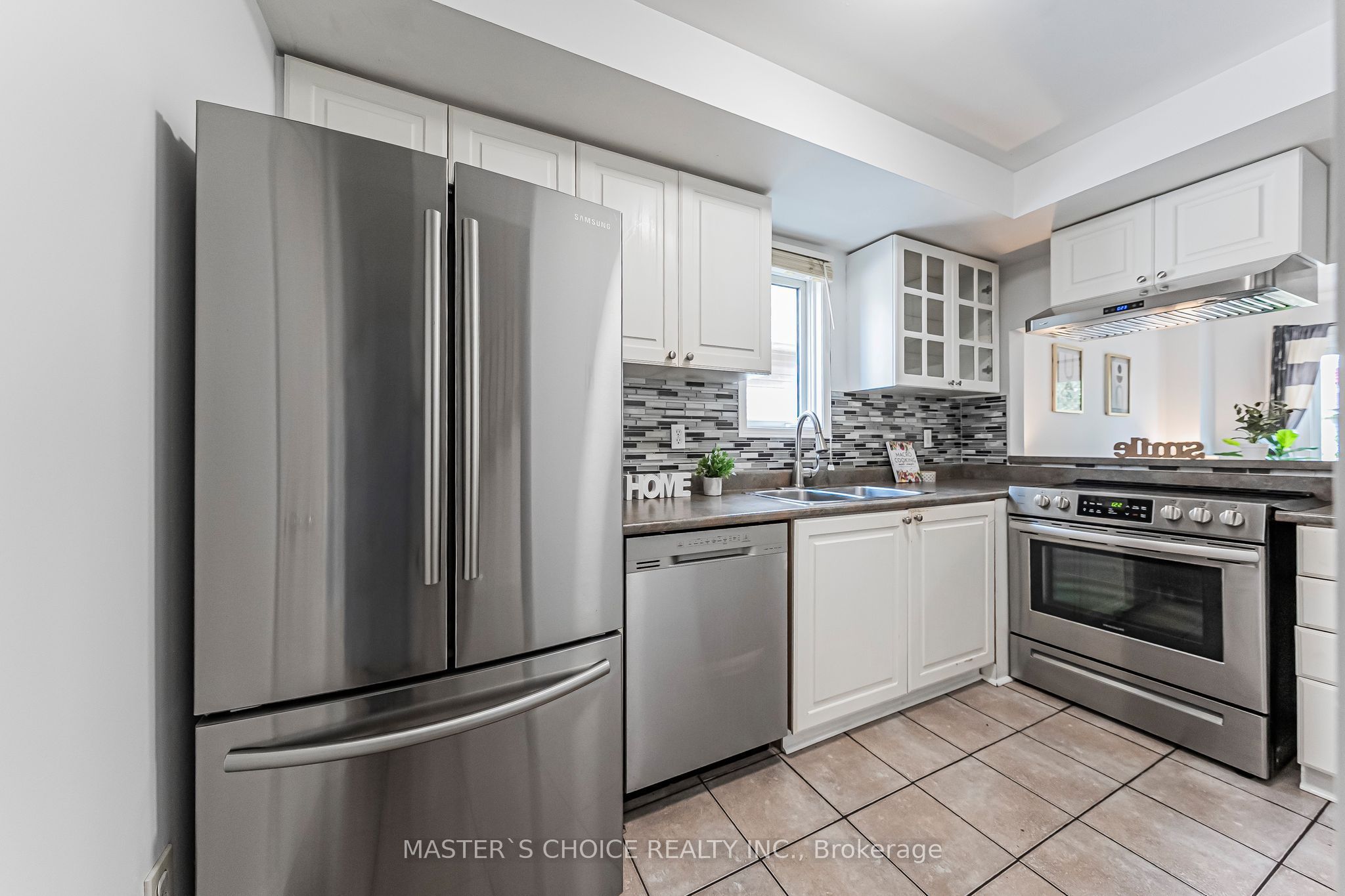 5557 Cortina Crescent Property Photo 7