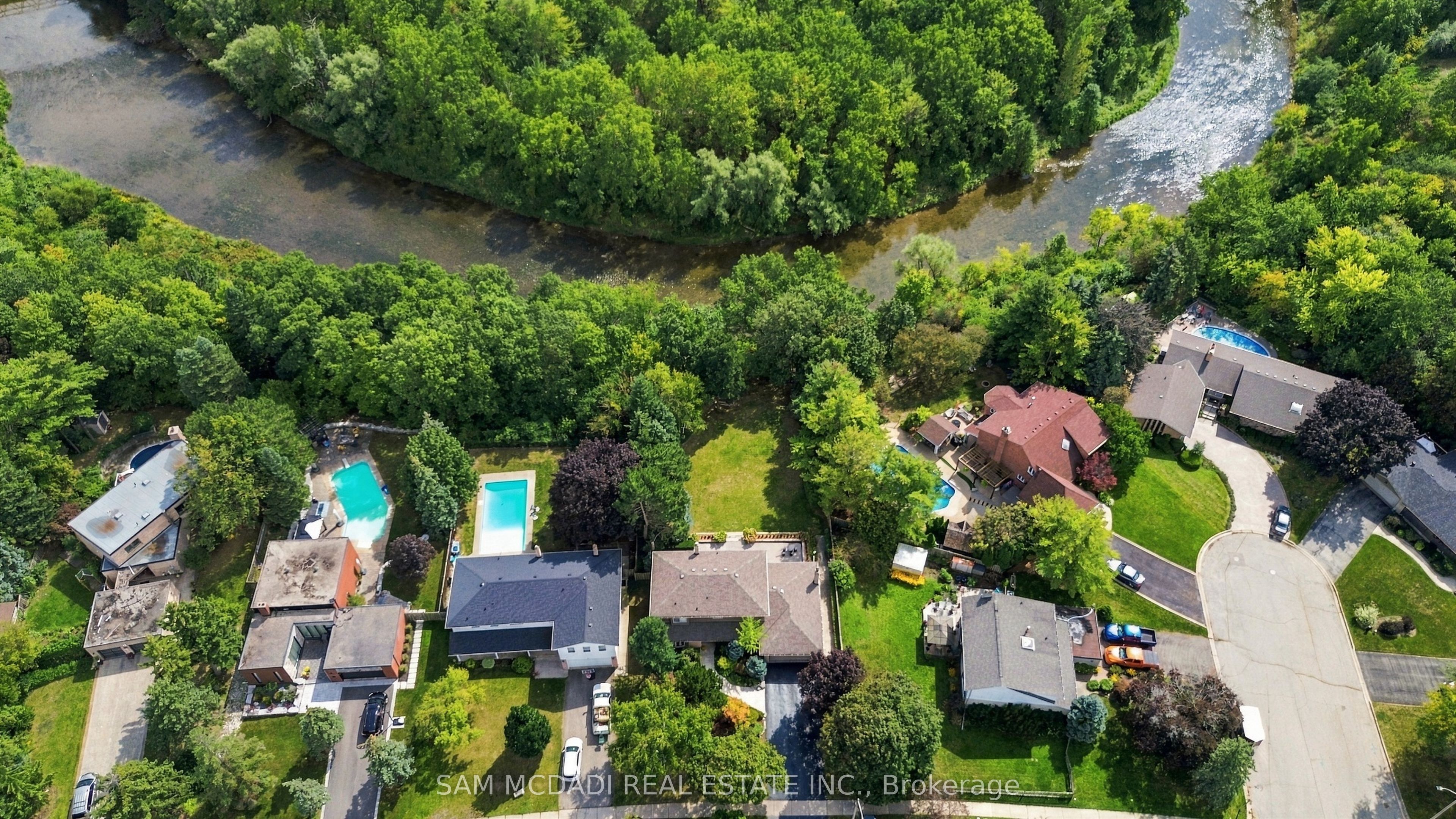 21 Kenninghall Boulevard Property Photo 1