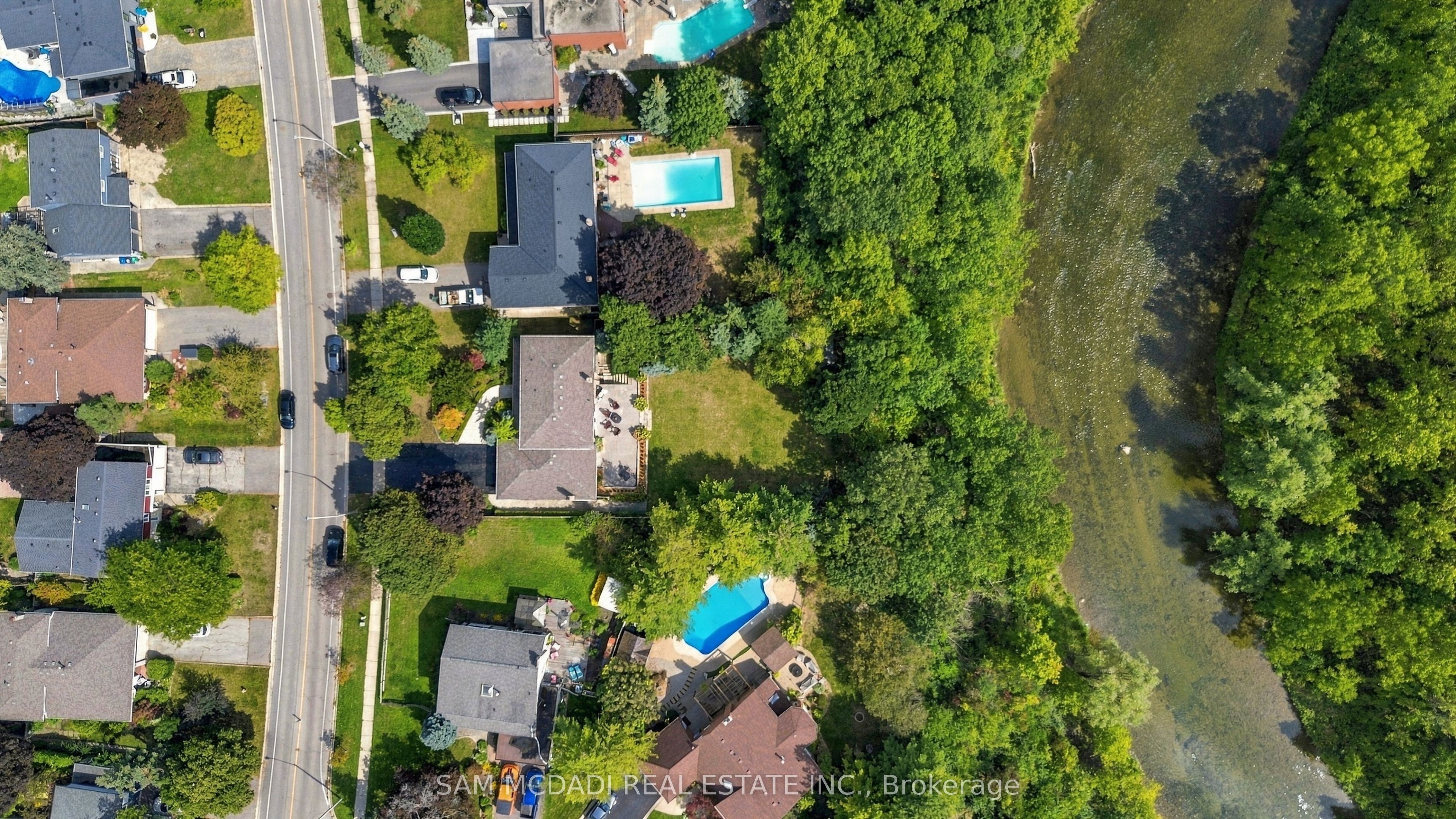 21 Kenninghall Boulevard Property Photo 2