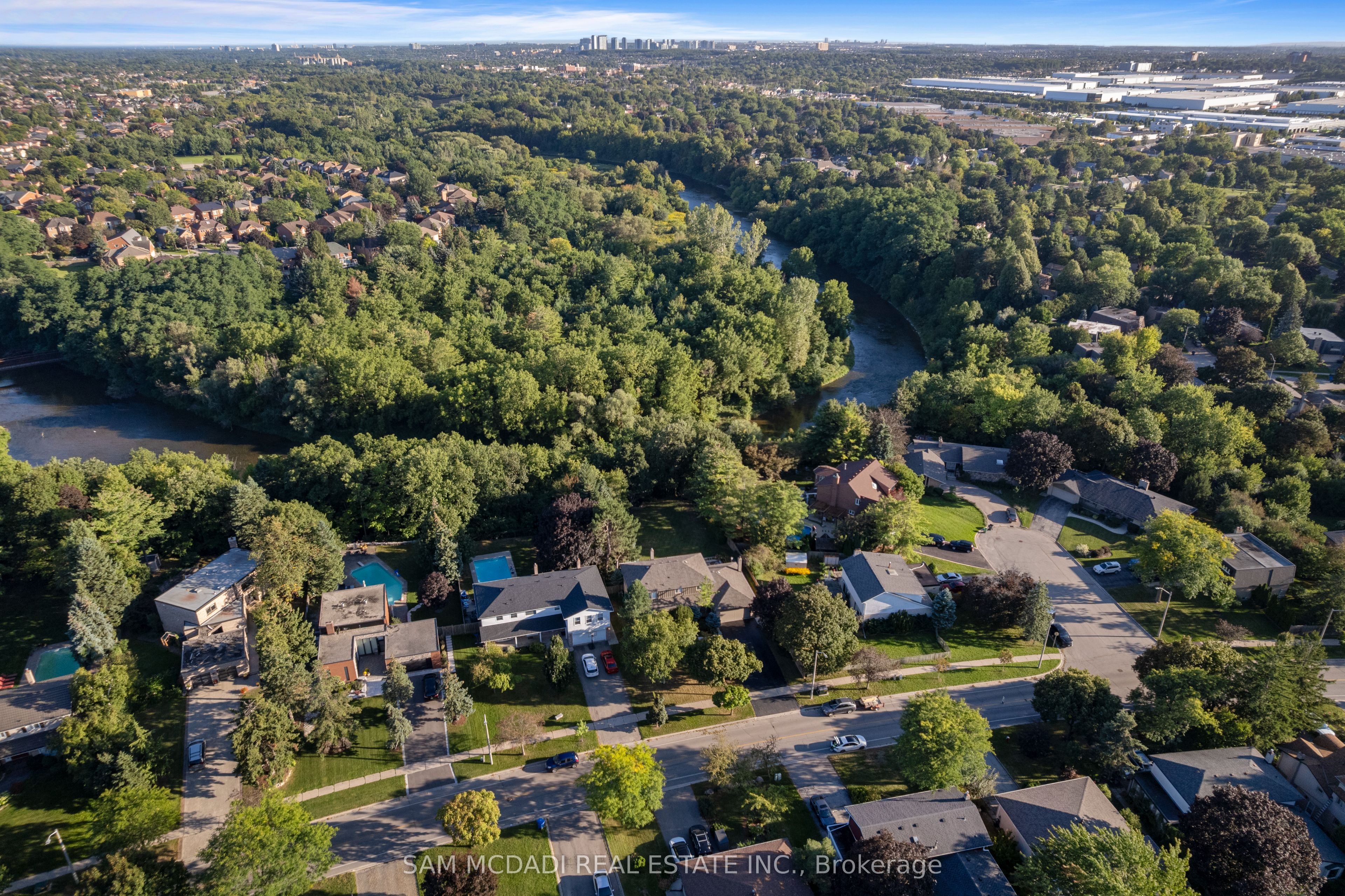 21 Kenninghall Boulevard Property Photo 3