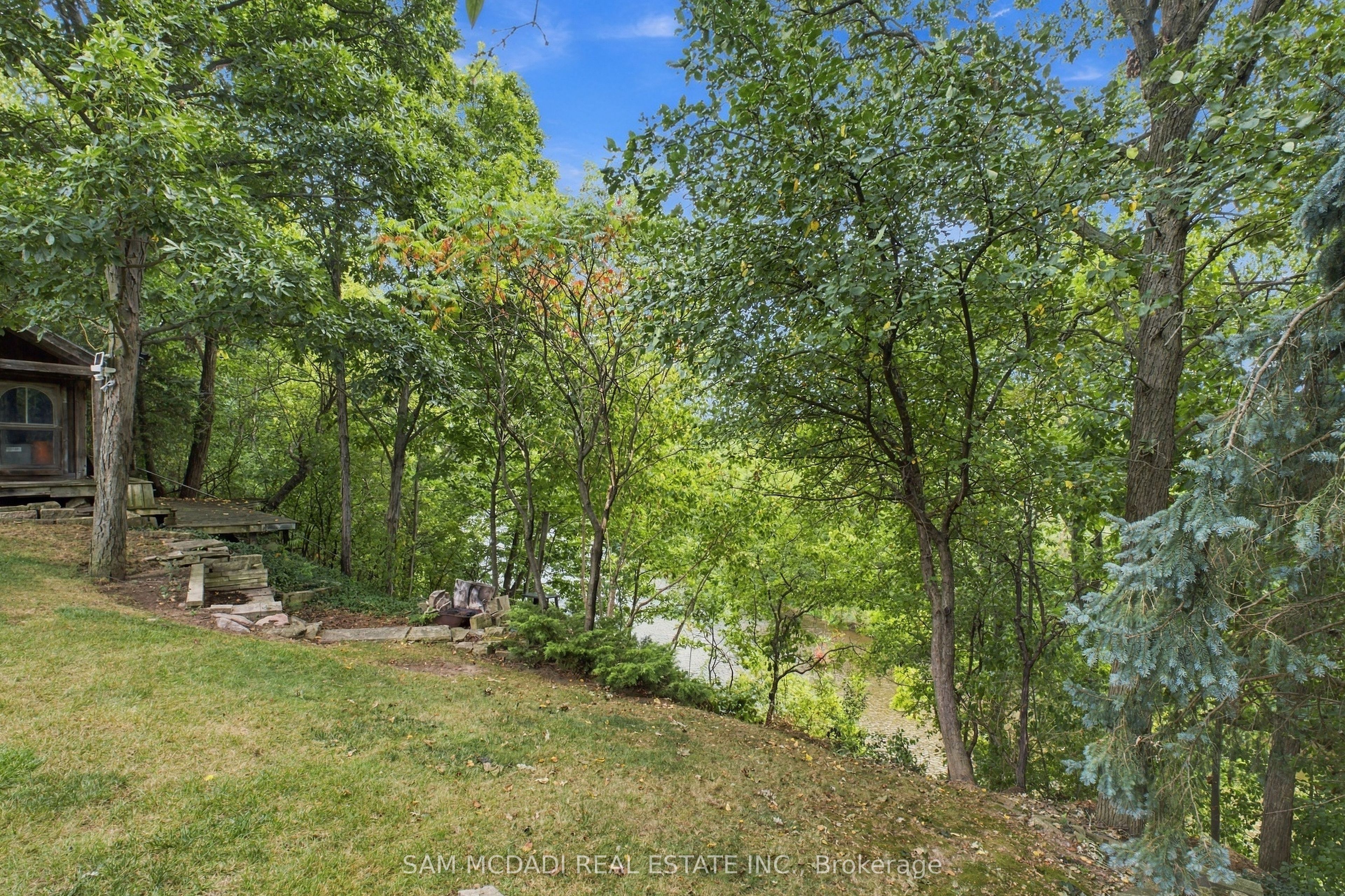 21 Kenninghall Boulevard Property Photo 4