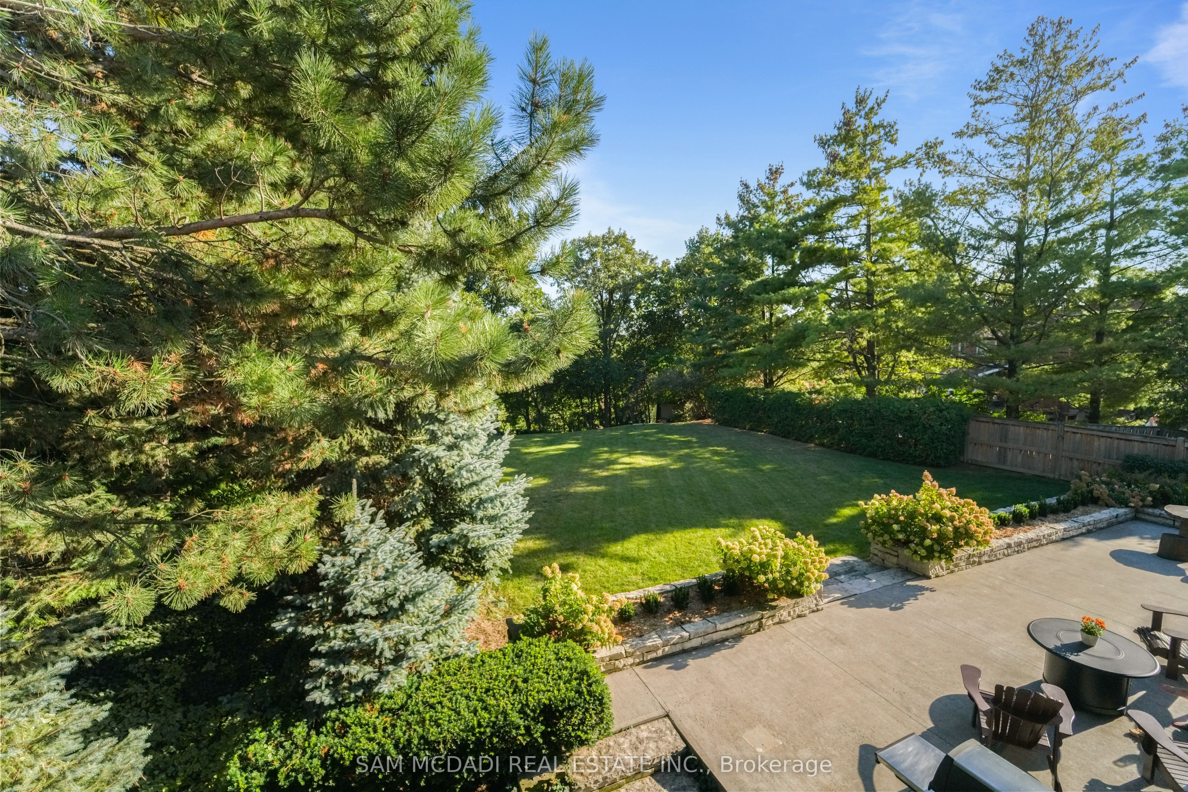 21 Kenninghall Boulevard Property Photo 11