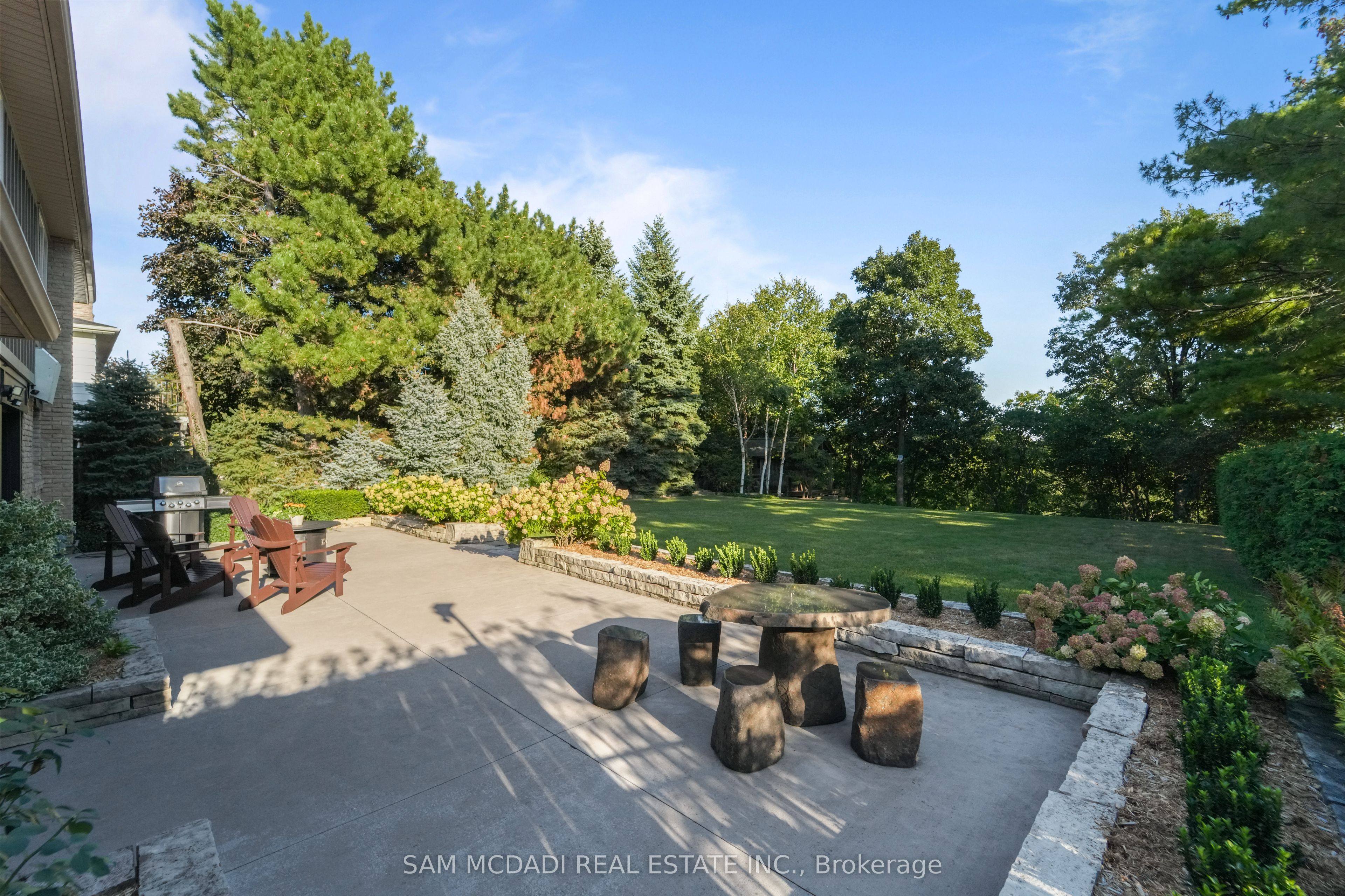 21 Kenninghall Boulevard Property Photo 12