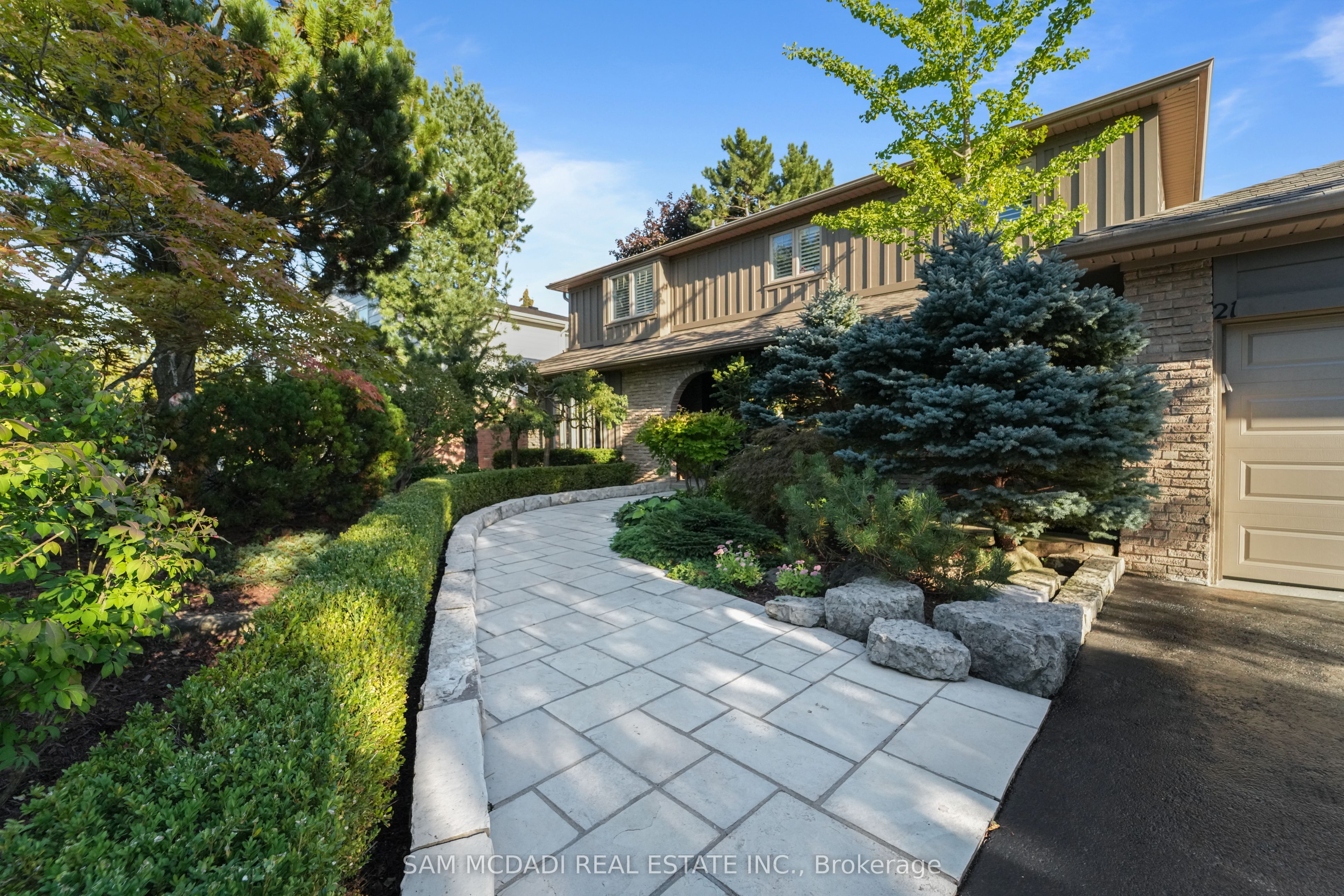 21 Kenninghall Boulevard Property Photo 16