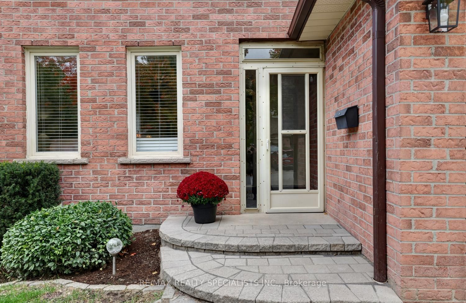 1027 Serdica Court Property Photo 2