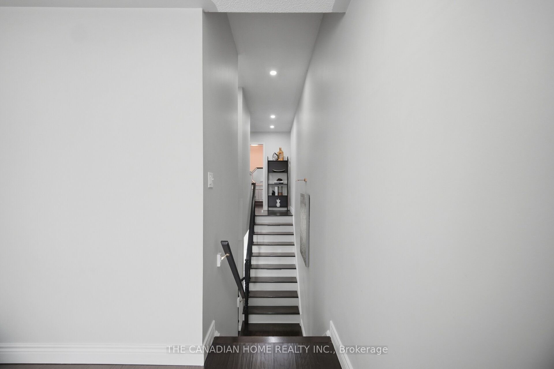 8 Vauxhall Crescent Property Photo 19