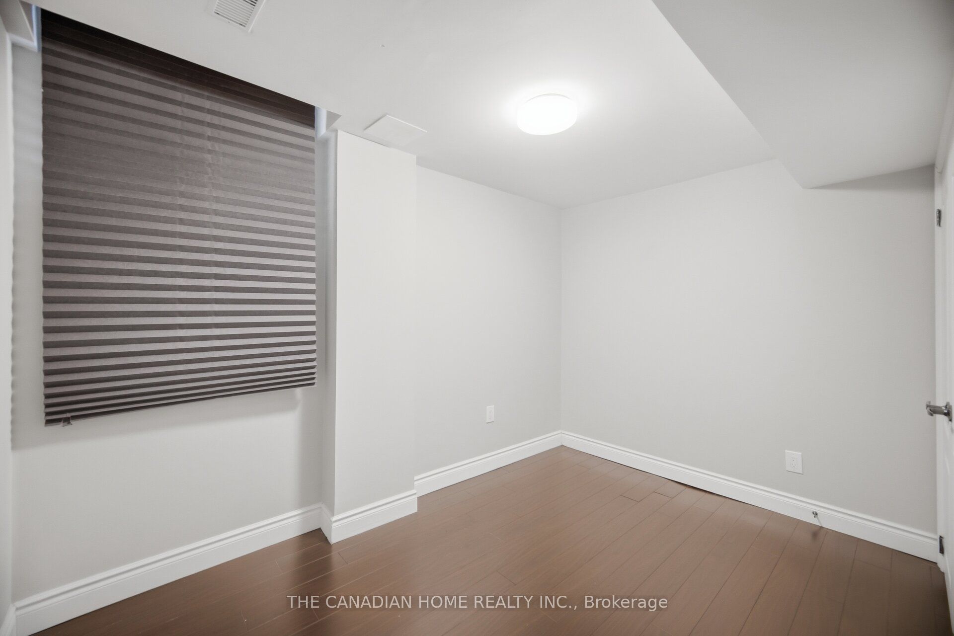 8 Vauxhall Crescent Property Photo 38