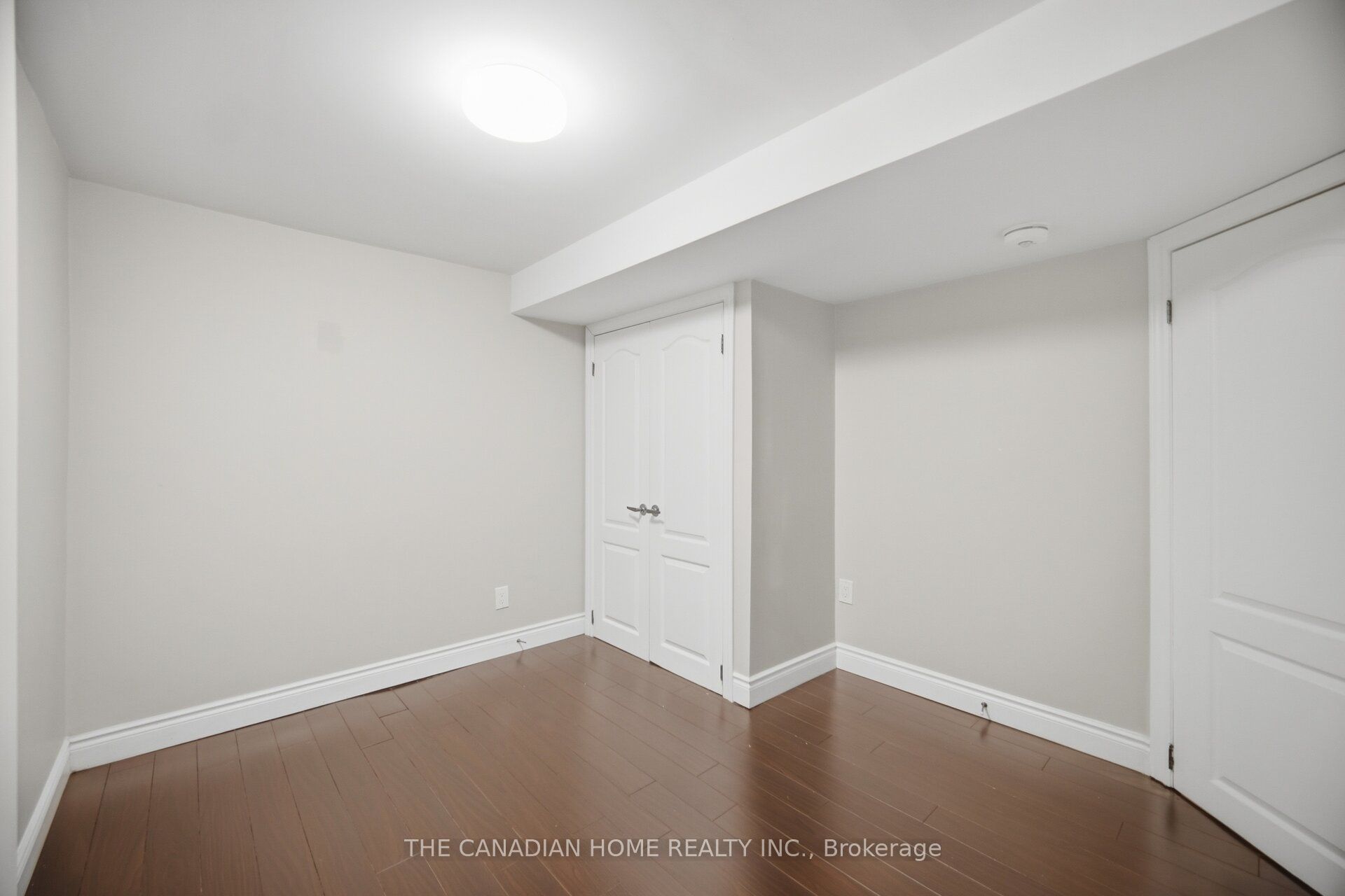 8 Vauxhall Crescent Property Photo 39