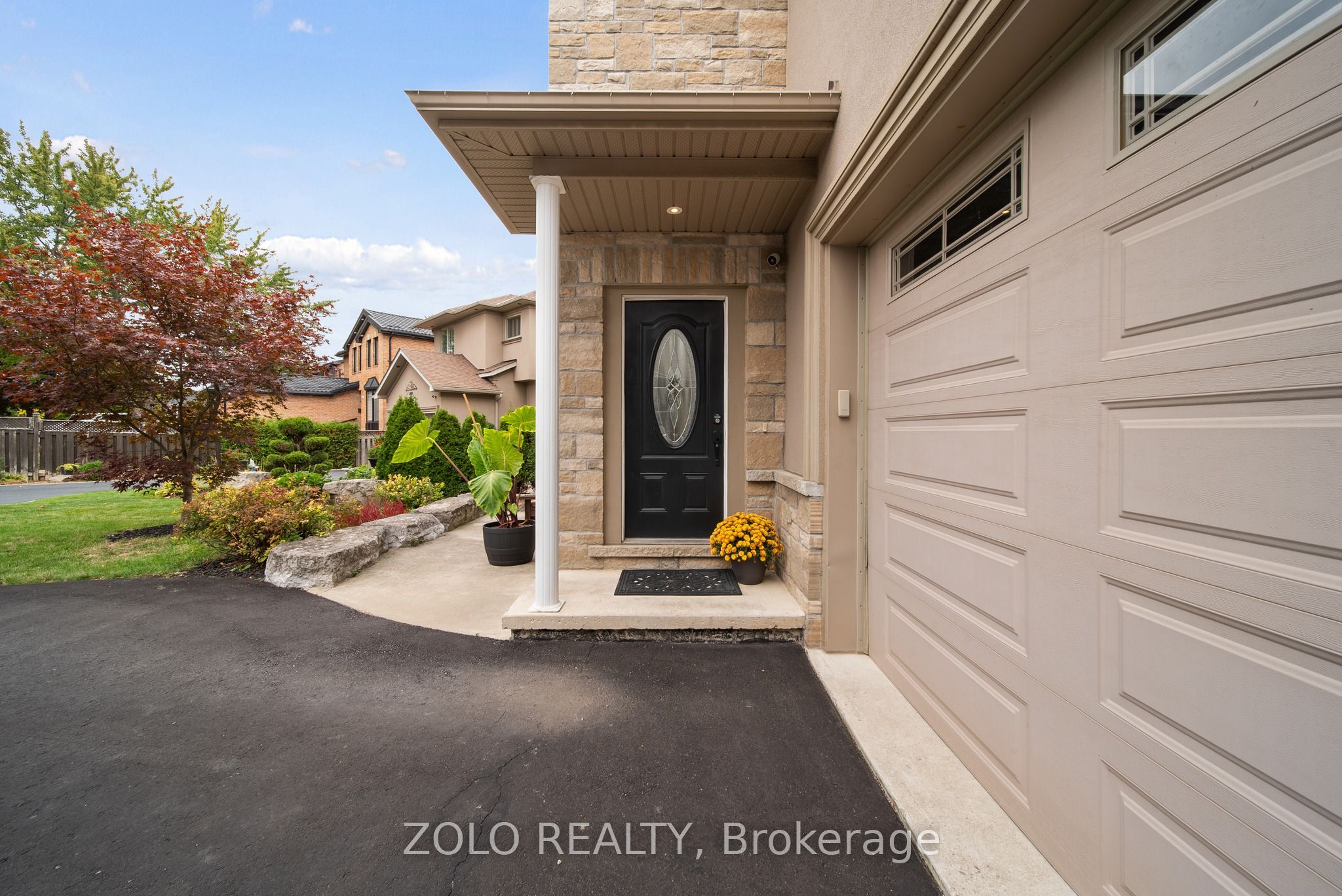 6911b Hickling Crescent Property Photo 6