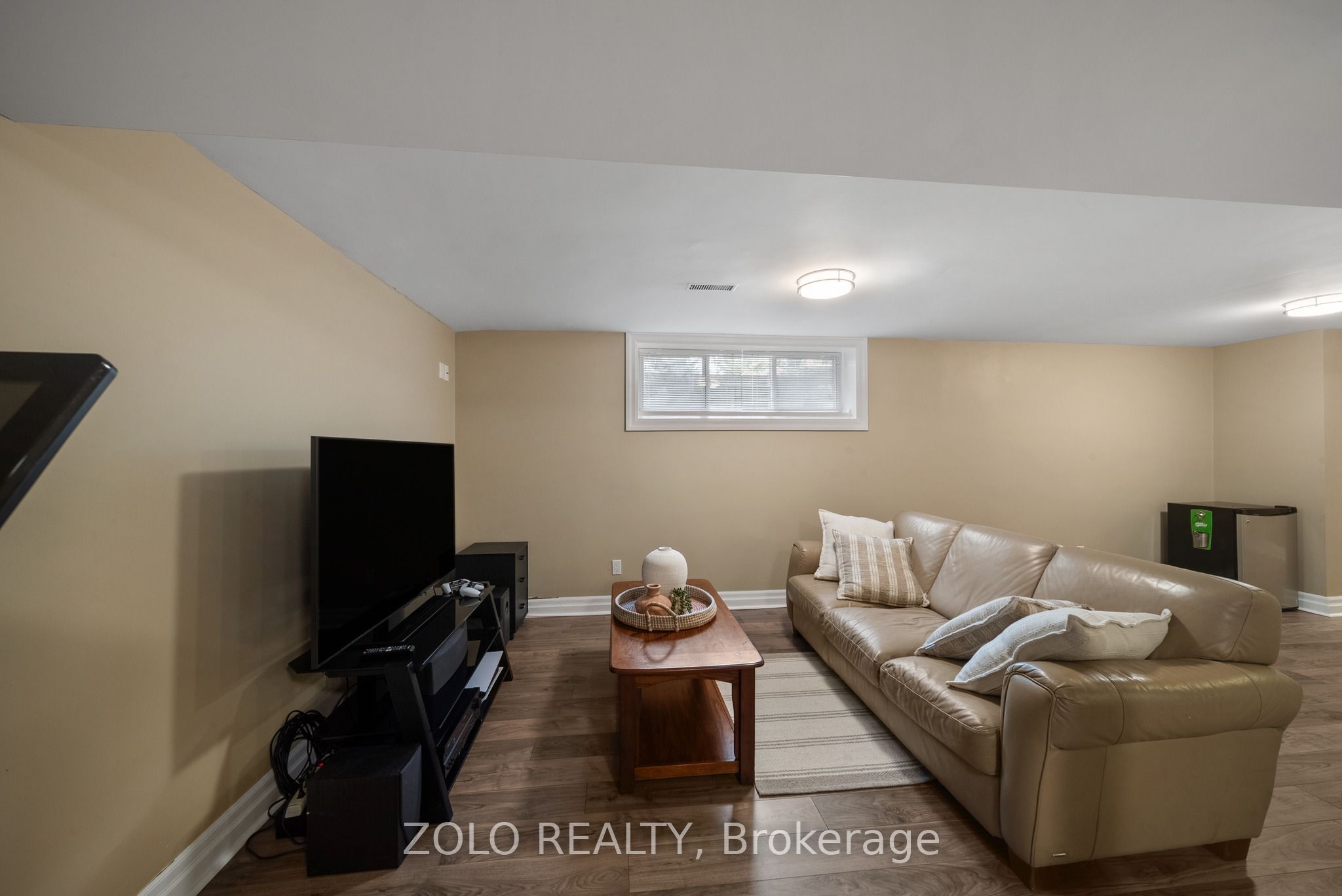 6911b Hickling Crescent Property Photo 34