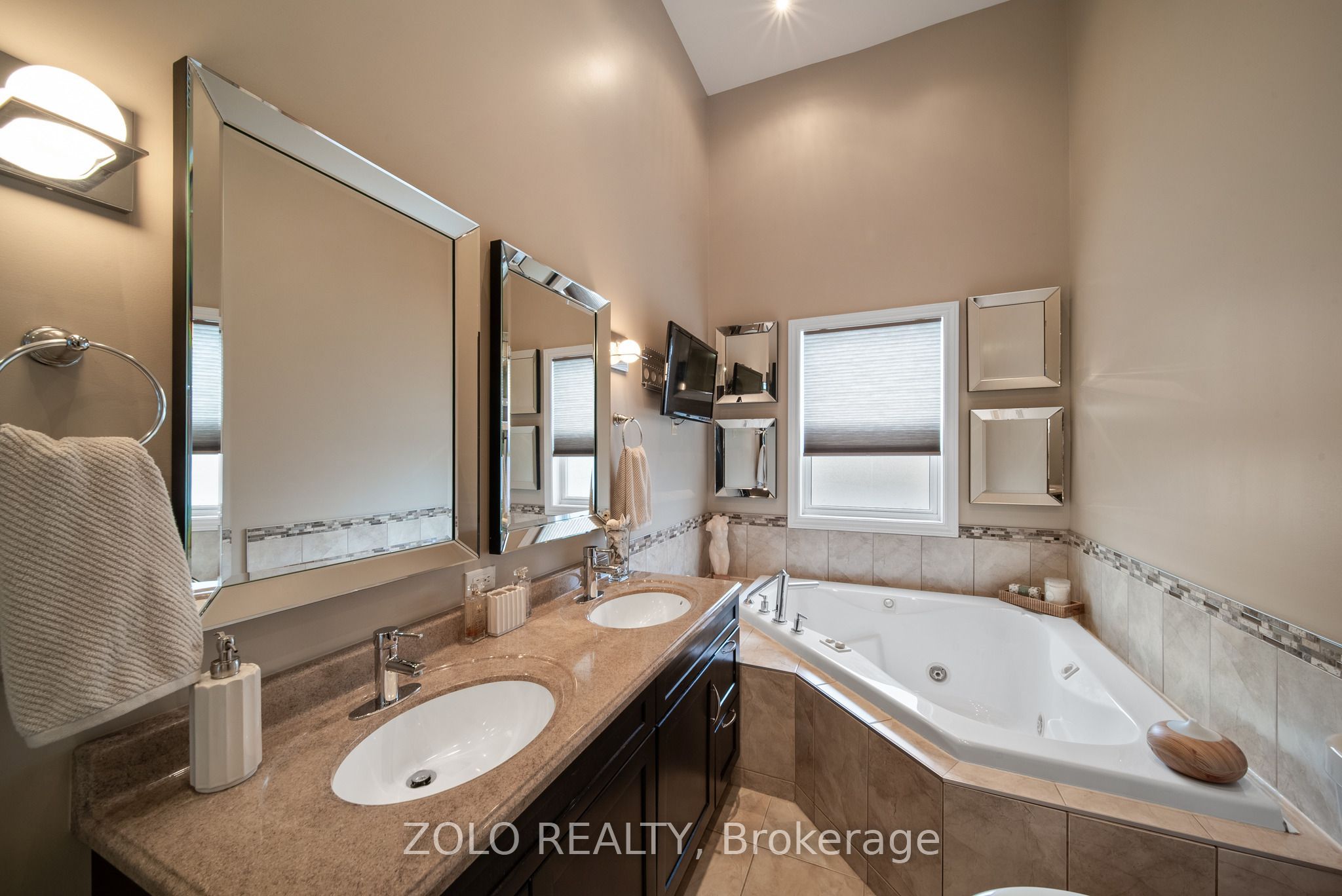 6911b Hickling Crescent Property Photo 38