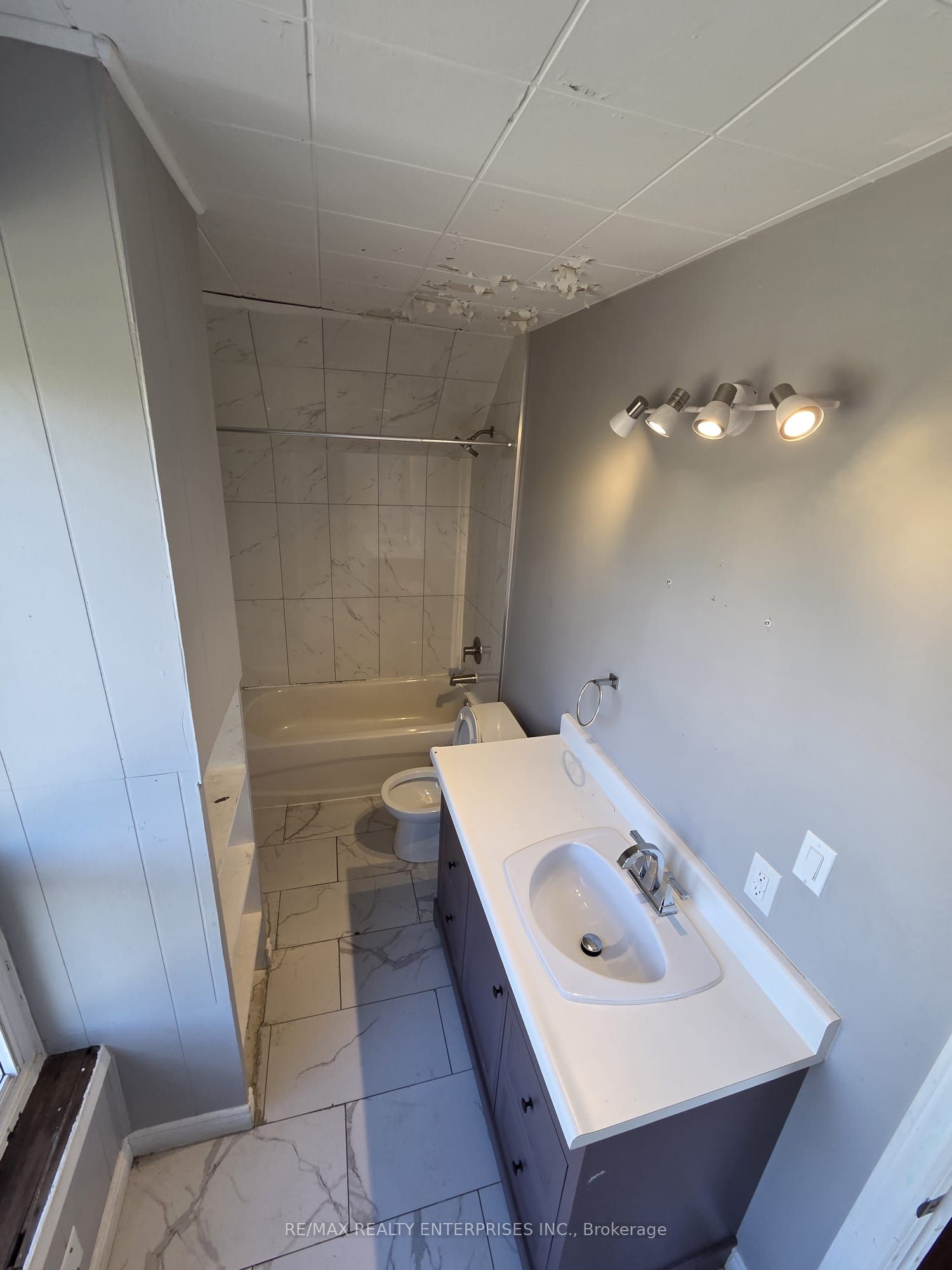 8 Victoria Street E Property Photo 4