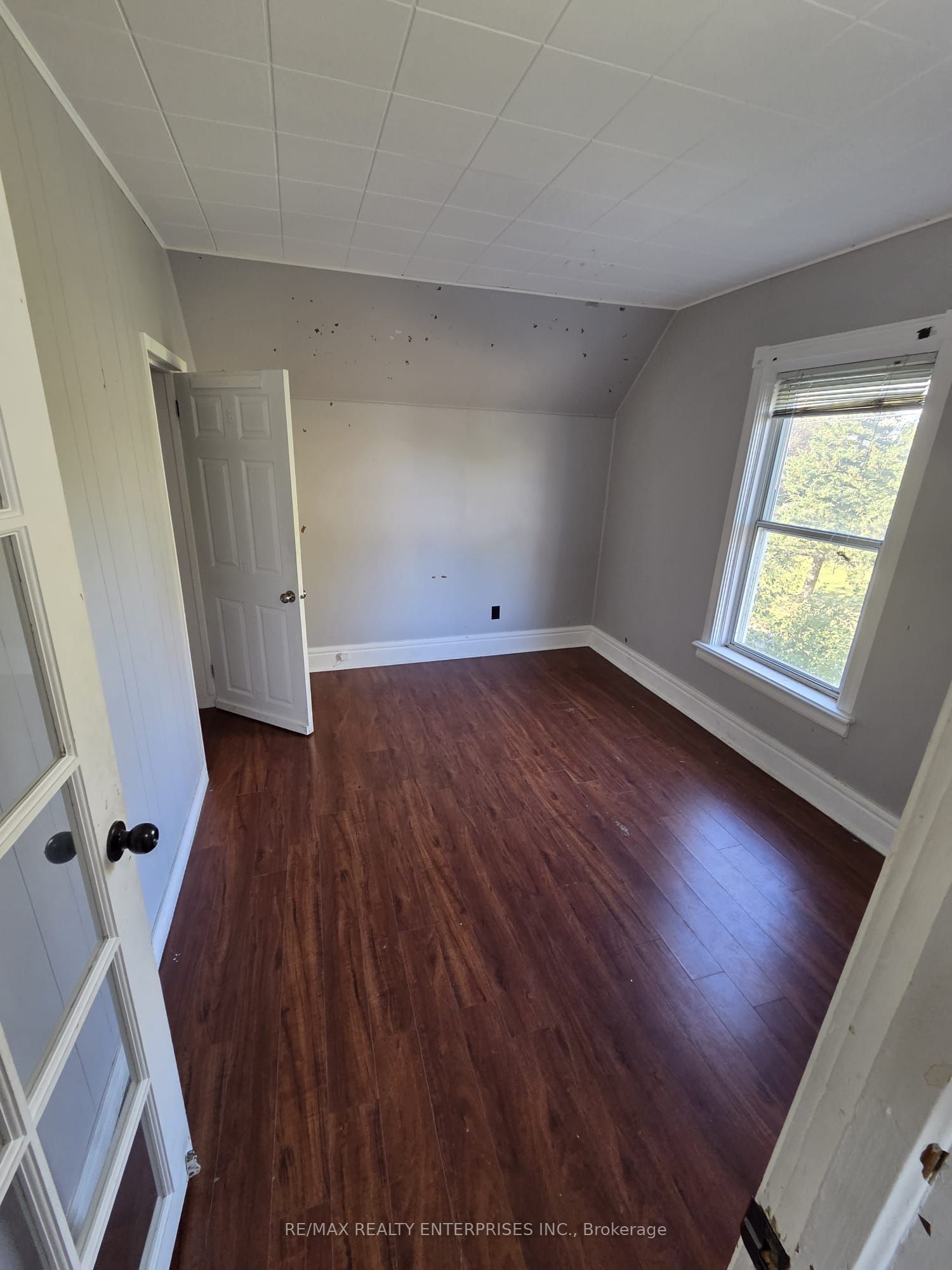 8 Victoria Street E Property Photo 6