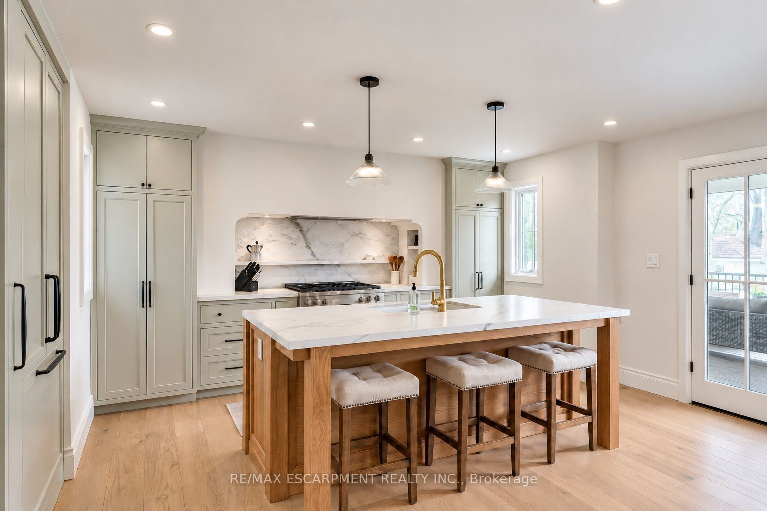 890 Forest Glen Avenue Property Photo 1