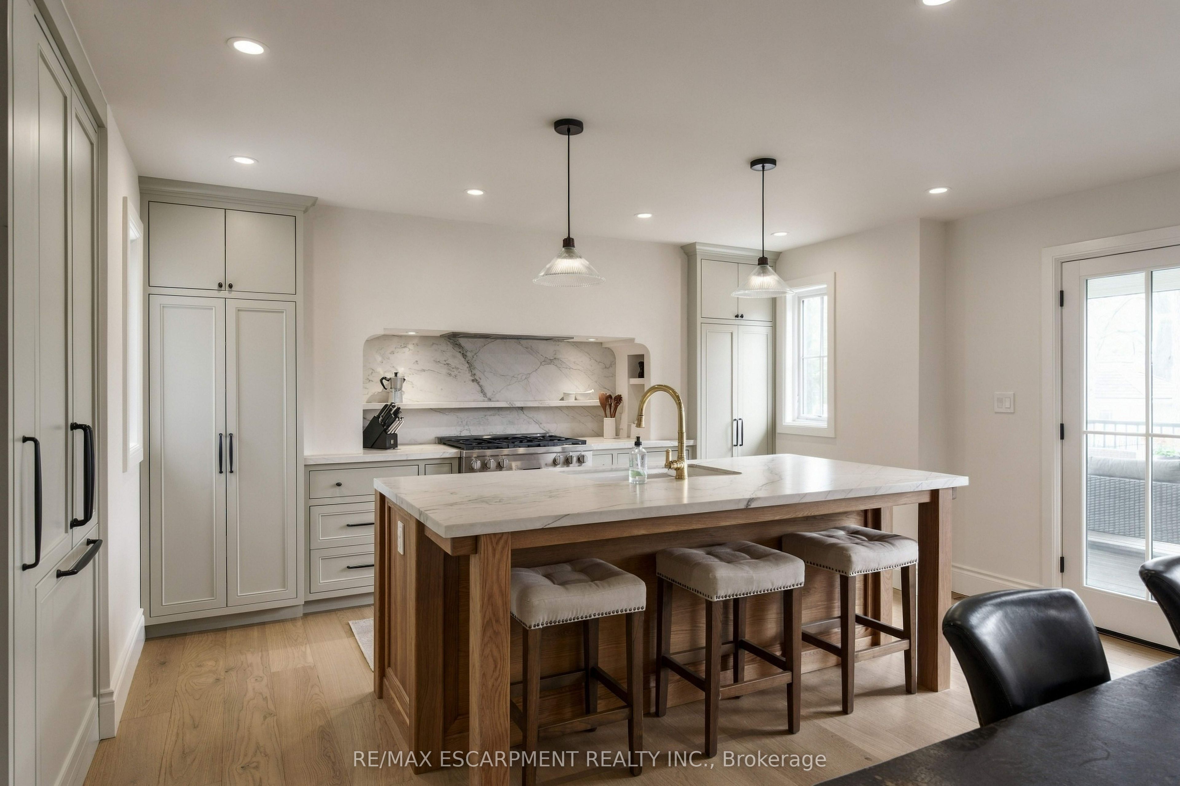 890 Forest Glen Avenue Property Photo 12