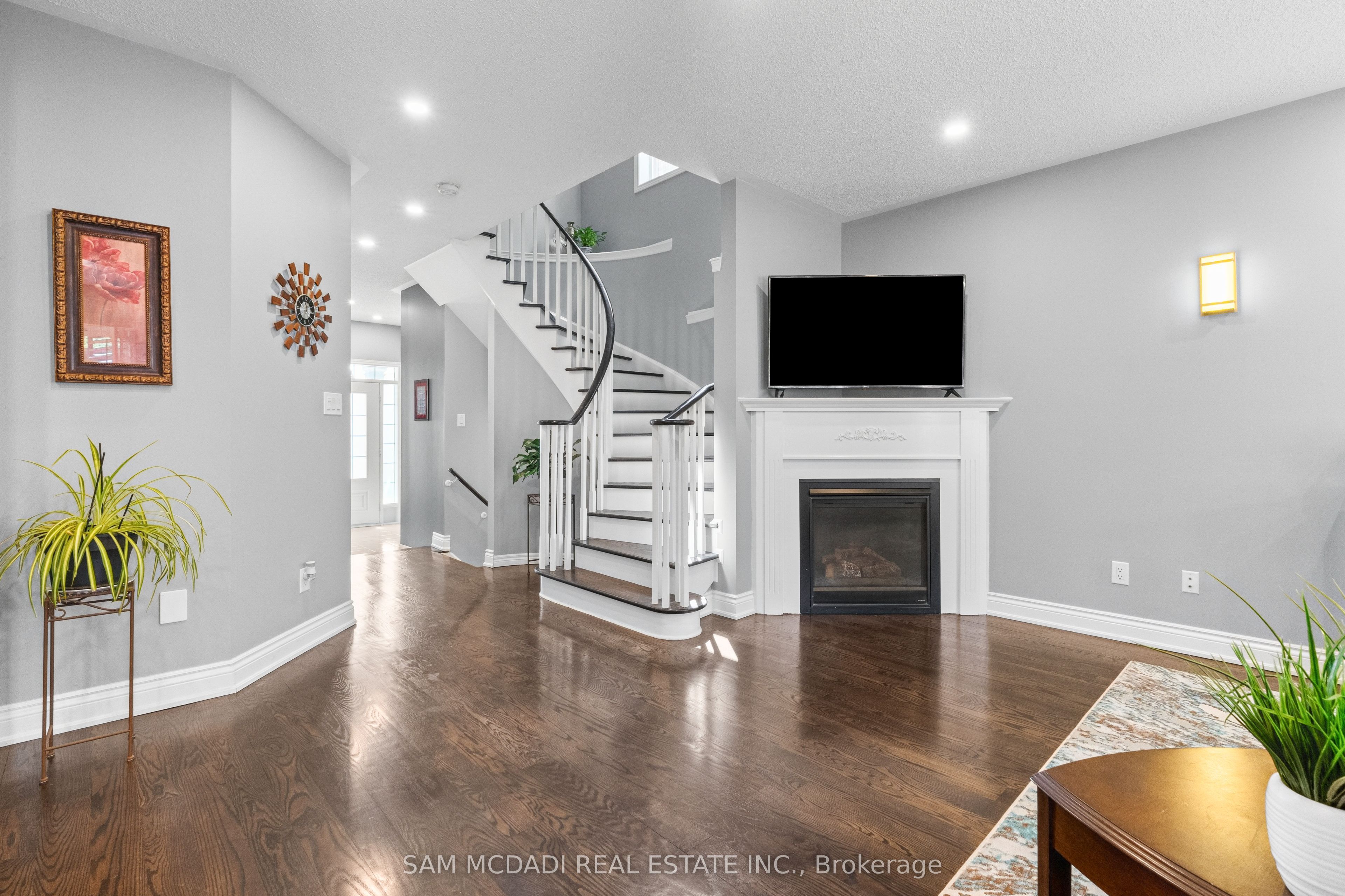 195 Holmes Crescent Property Photo 15