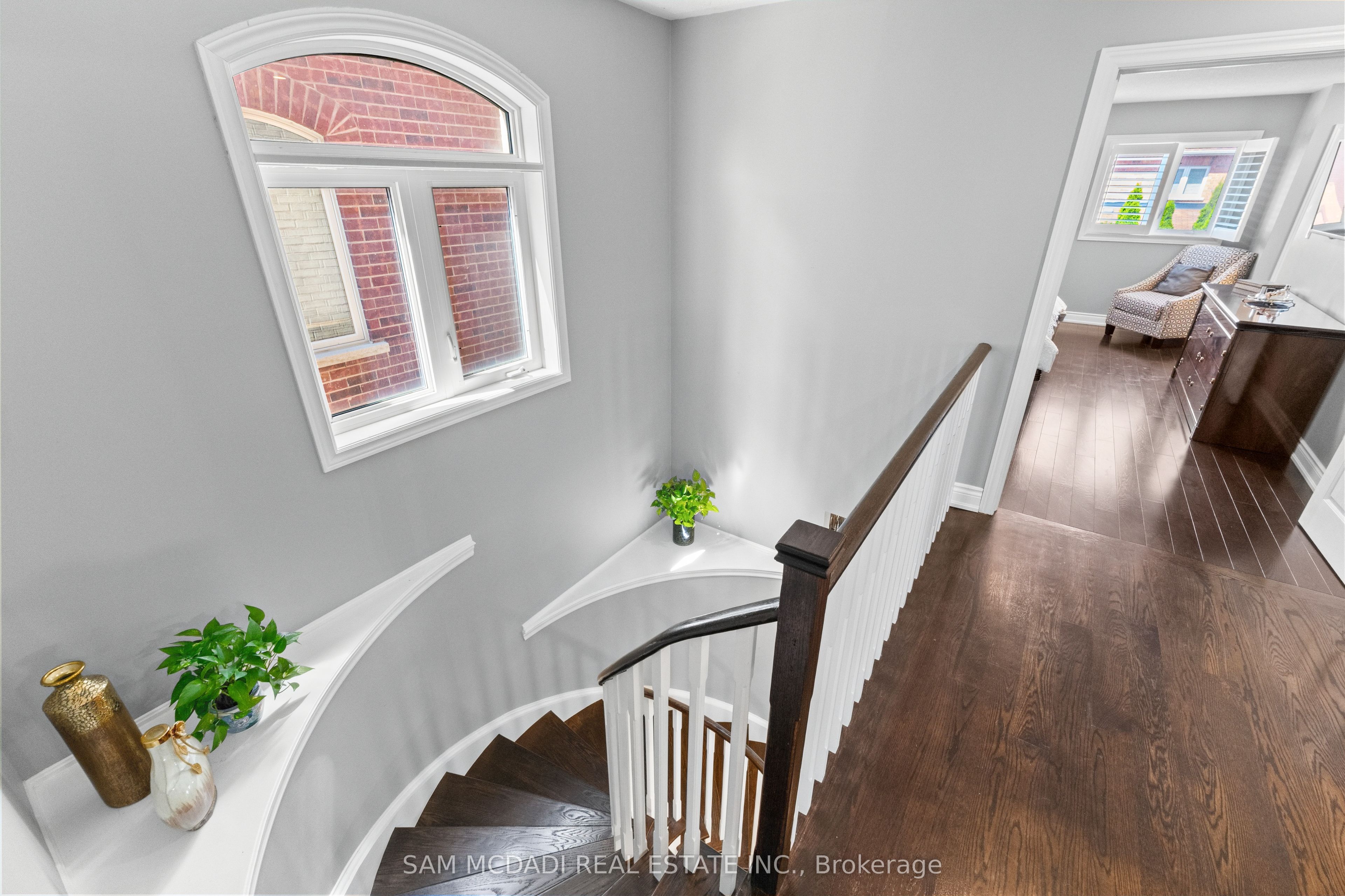 195 Holmes Crescent Property Photo 16