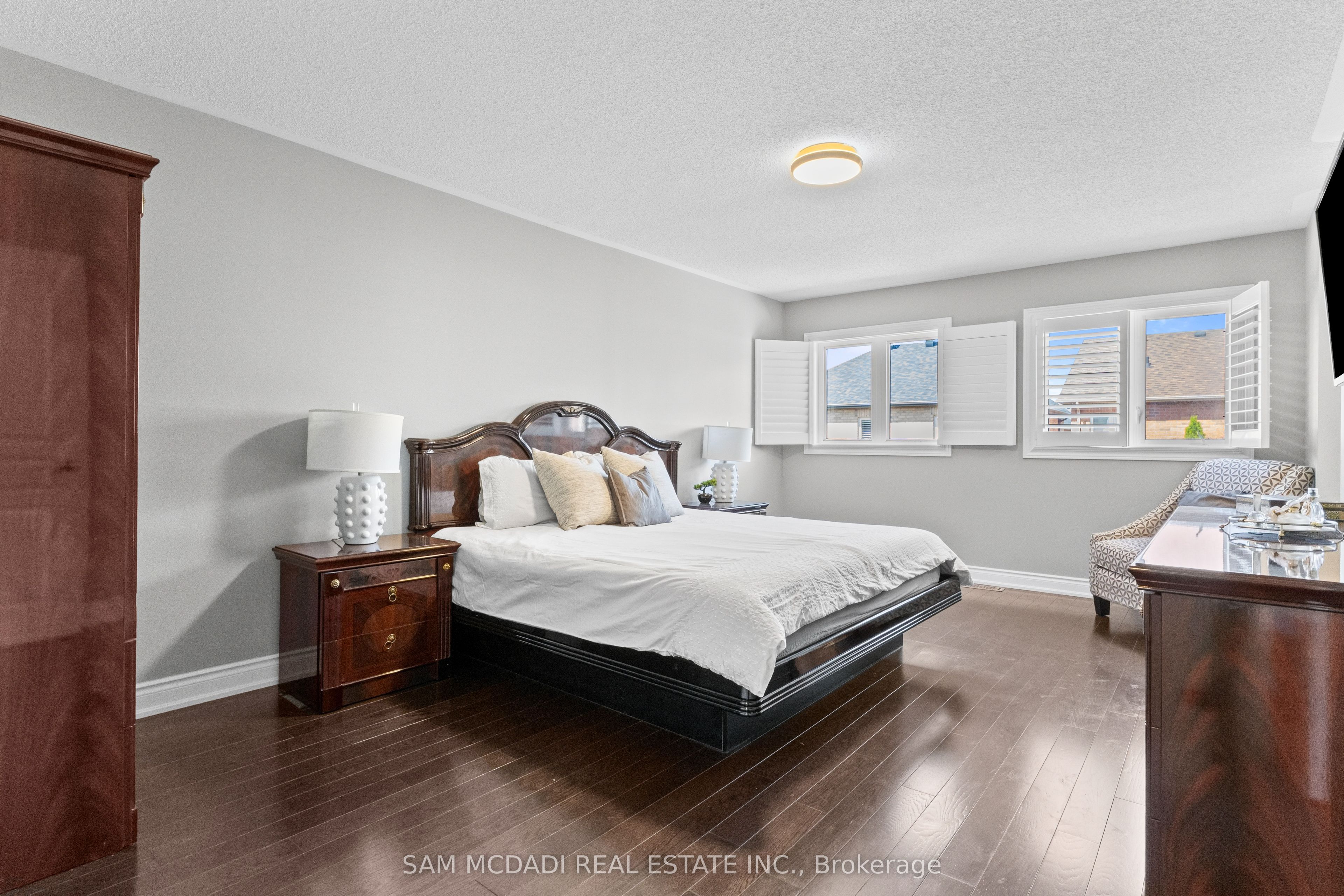 195 Holmes Crescent Property Photo 17