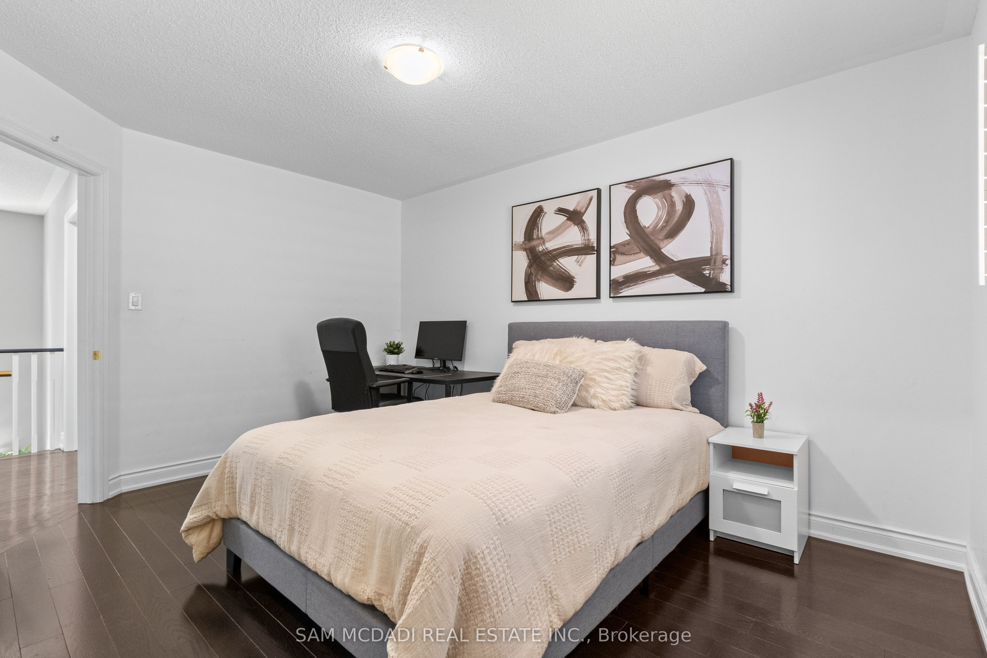 195 Holmes Crescent Property Photo 22