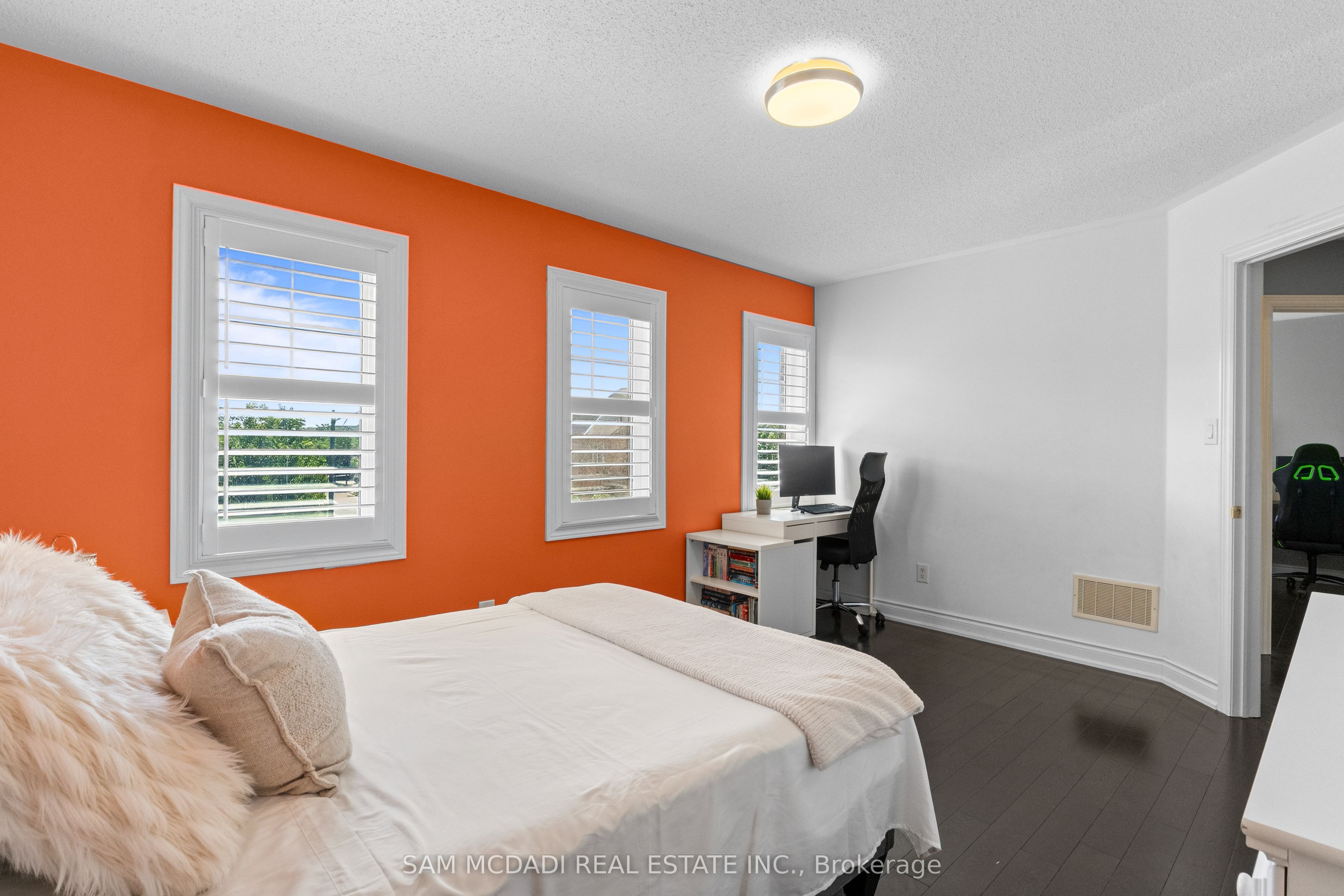 195 Holmes Crescent Property Photo 24