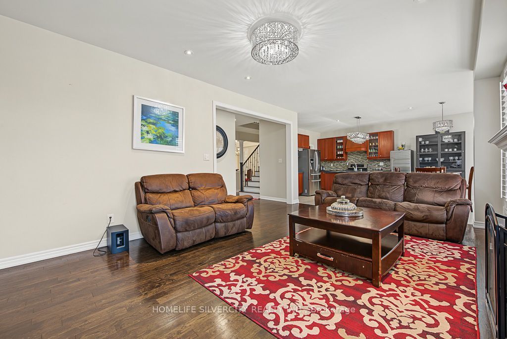 483 Hinchey Crescent Property Photo 12