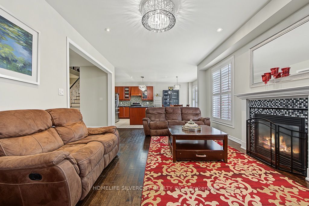 483 Hinchey Crescent Property Photo 14