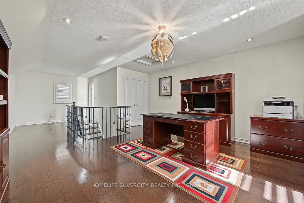 483 Hinchey Crescent Property Photo 23