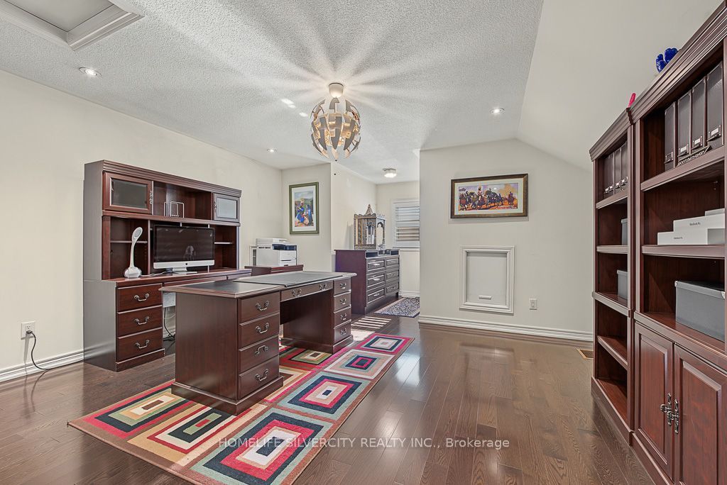 483 Hinchey Crescent Property Photo 24