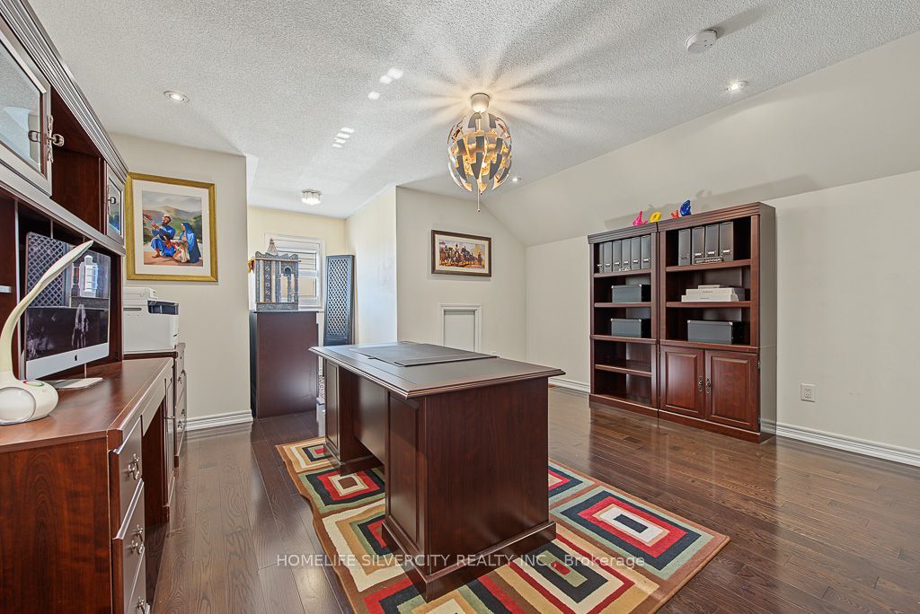 483 Hinchey Crescent Property Photo 25