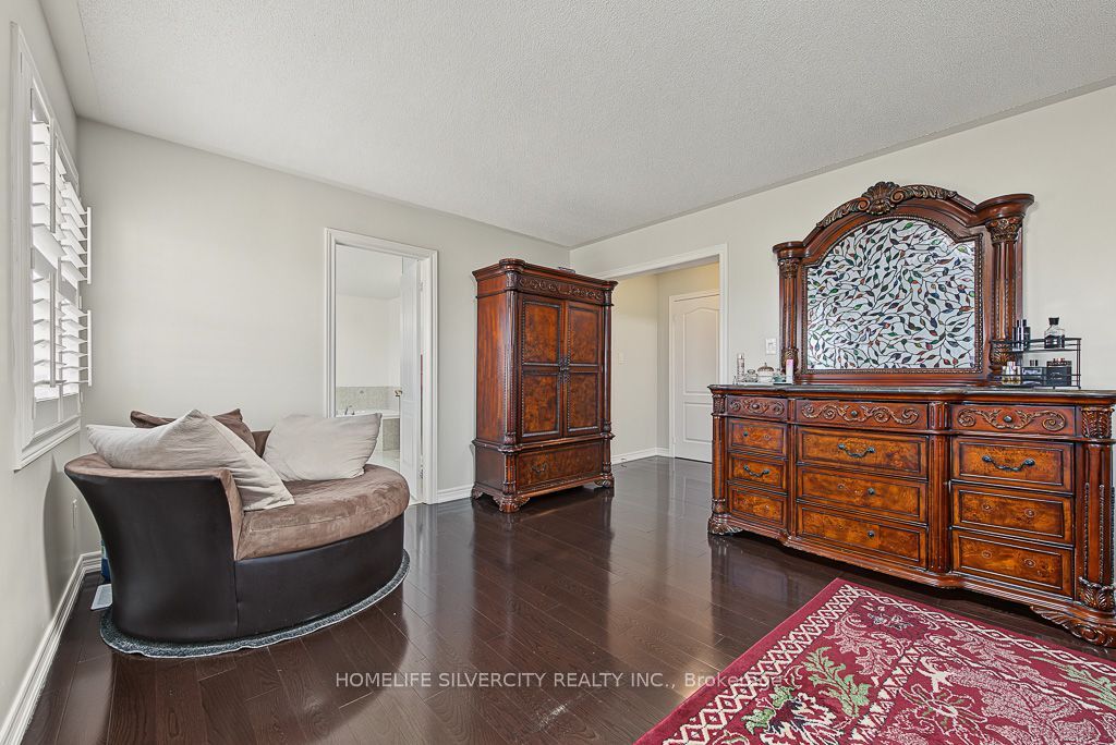 483 Hinchey Crescent Property Photo 35