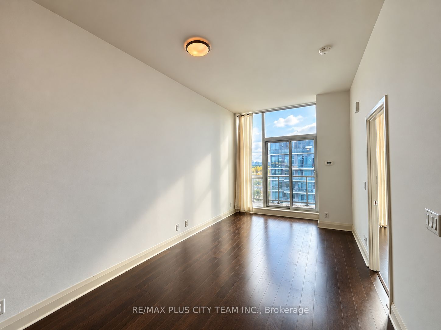 1185 The Queensway 1211 Property Photo 2