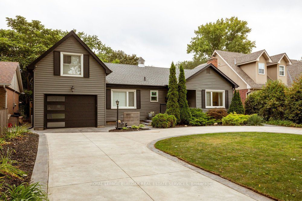 977 Long Drive Property Photo 2