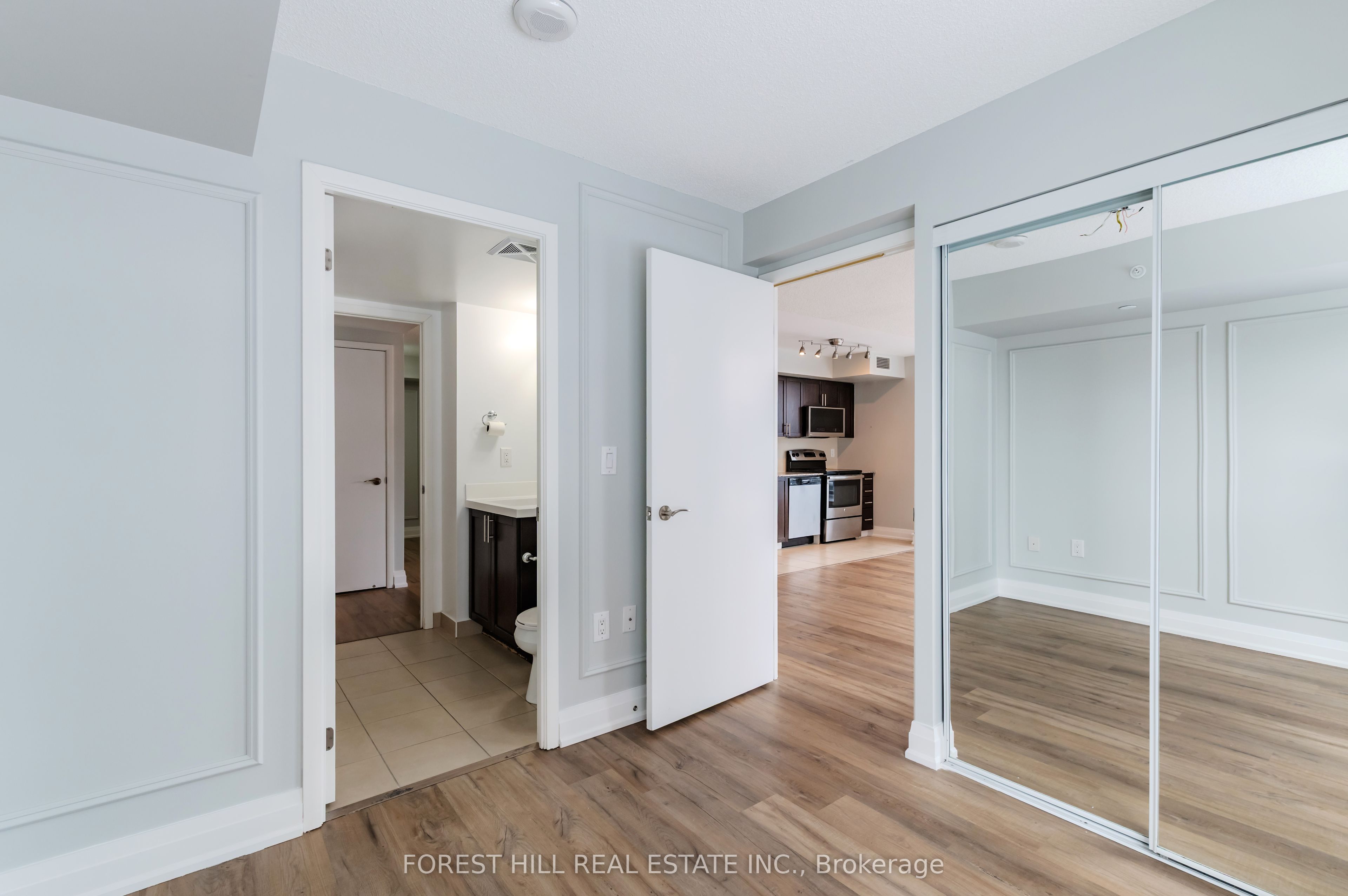 830 Lawrence Avenue W 734 Property Photo 16