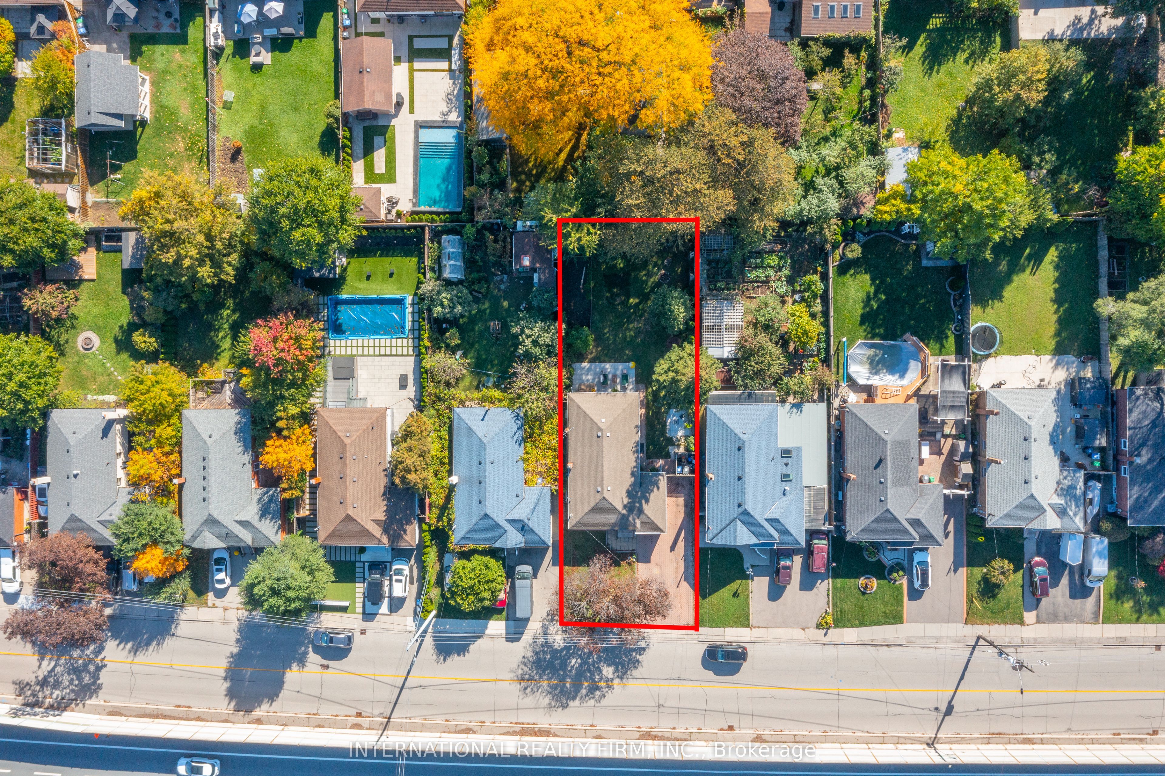 582 South Service Road Property Photo 3